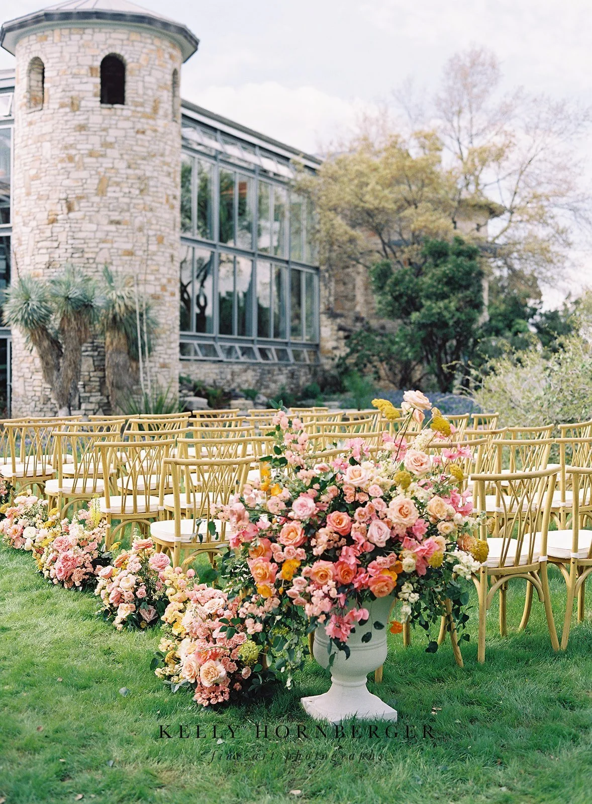 ceremony-pedestal-wedding-florals-remi-and-gold