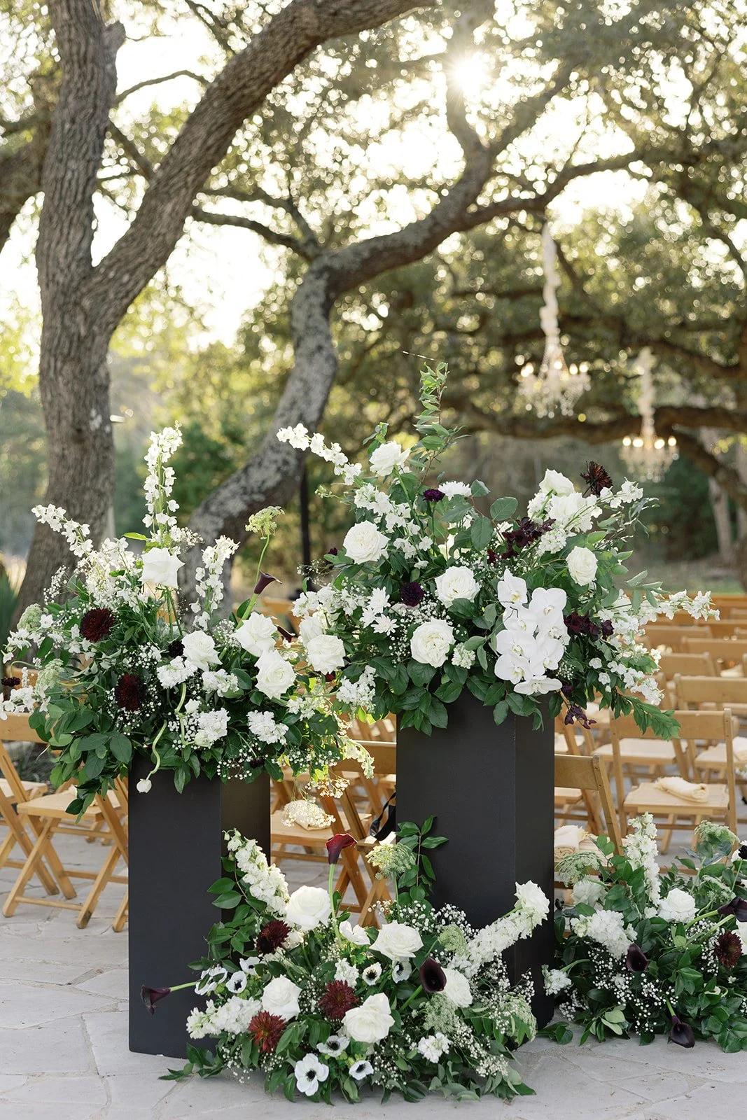 ceremony-wedding-pedestal-florals