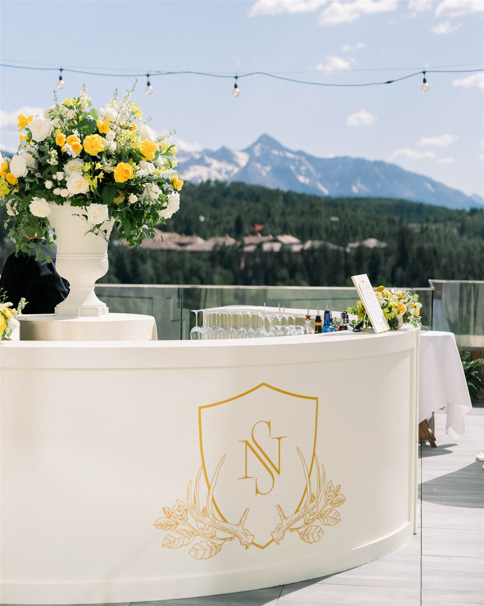 A luxury Telluride wedding florist created this gorgeous bar centerpiece 