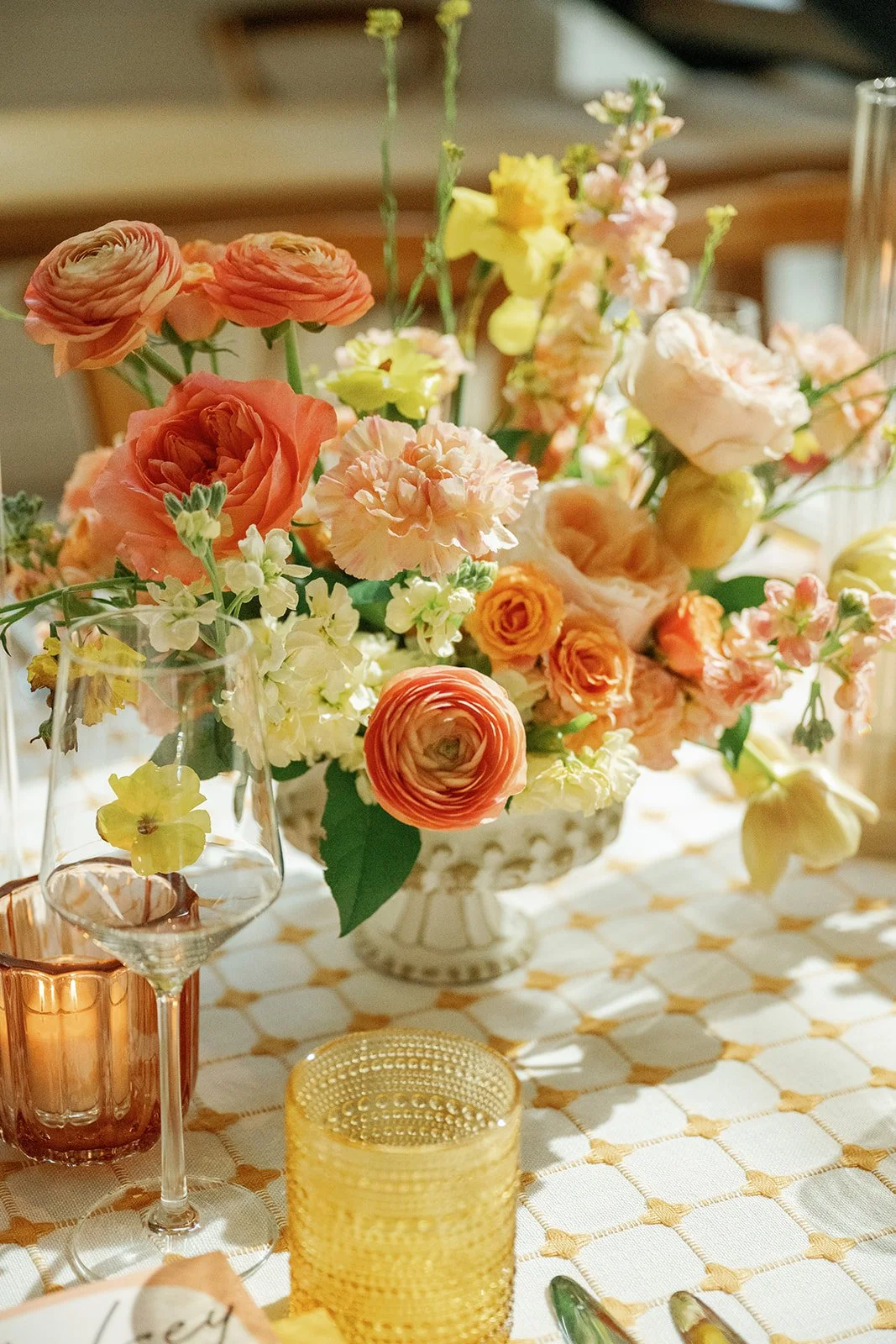  A juicy event centerpiece with citrus tones. 
