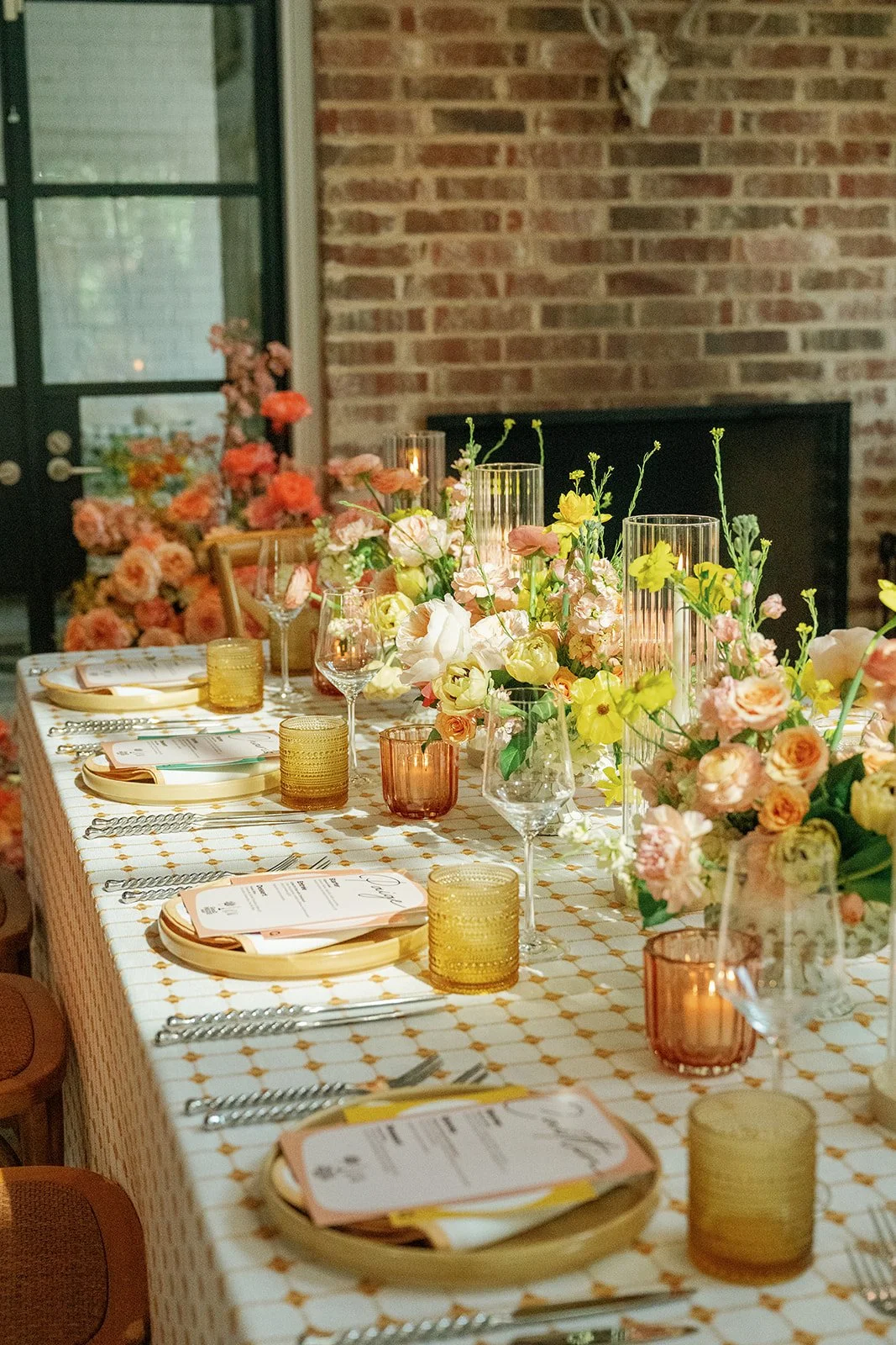  A citrus inspired event tablescape. 