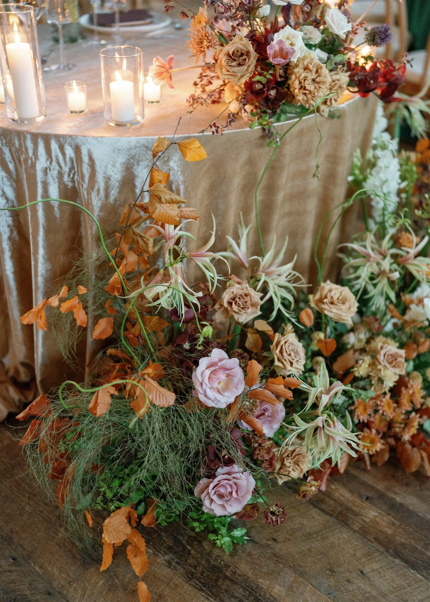  Gorgeous wedding flowers with fall colors for the sweetheart table. 