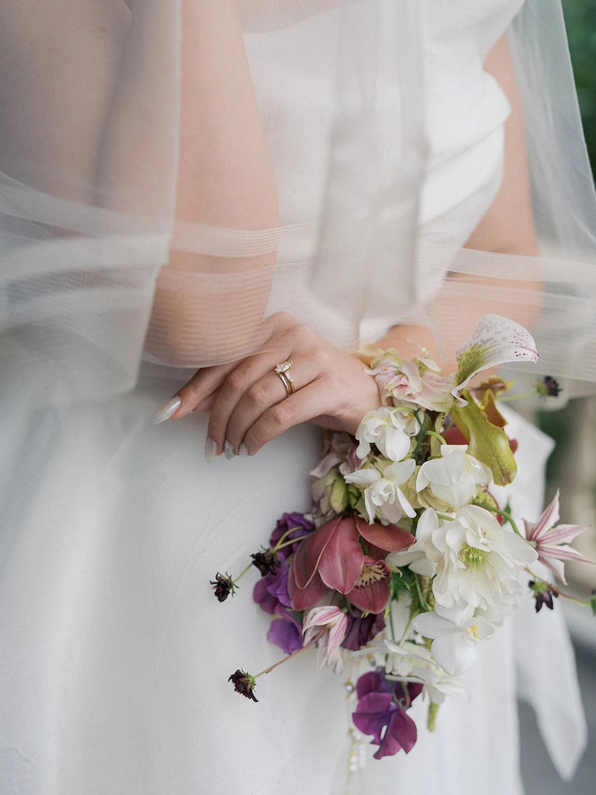  A unique wearable bridal bouquet. 