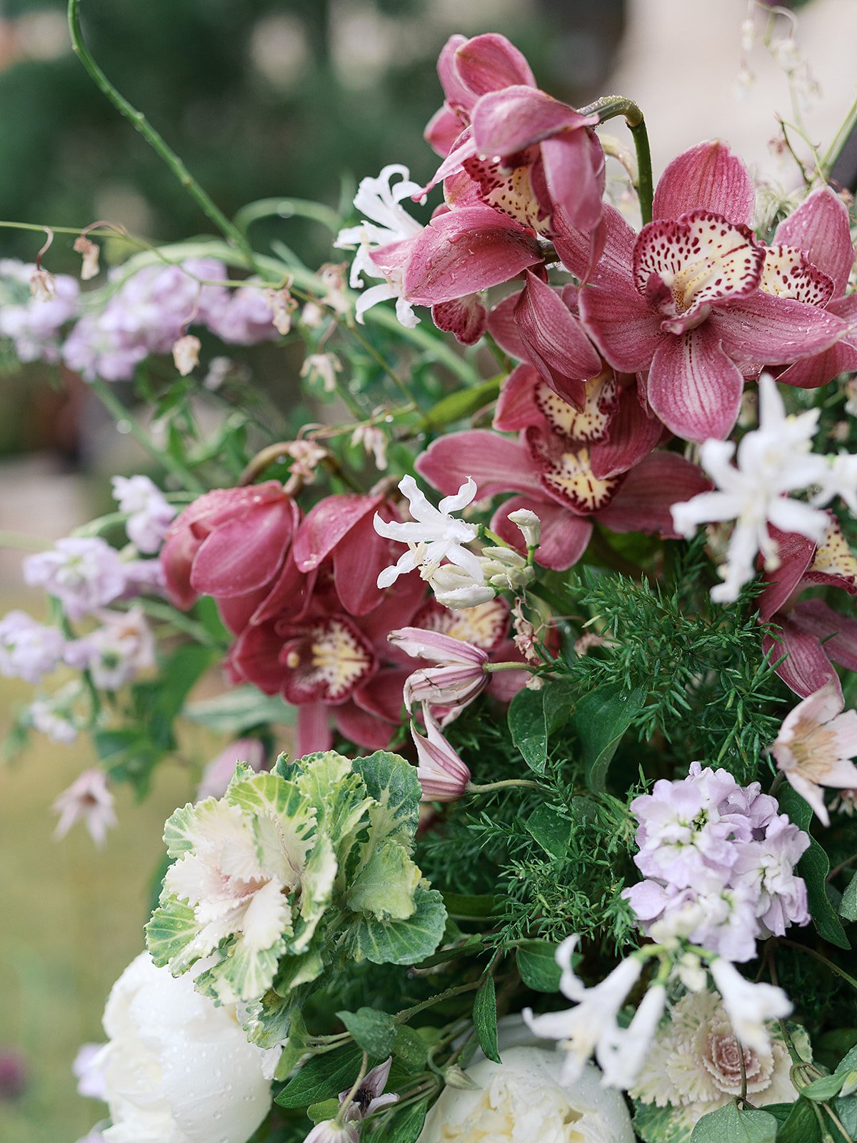  Lavender toned wedding floral colors. 