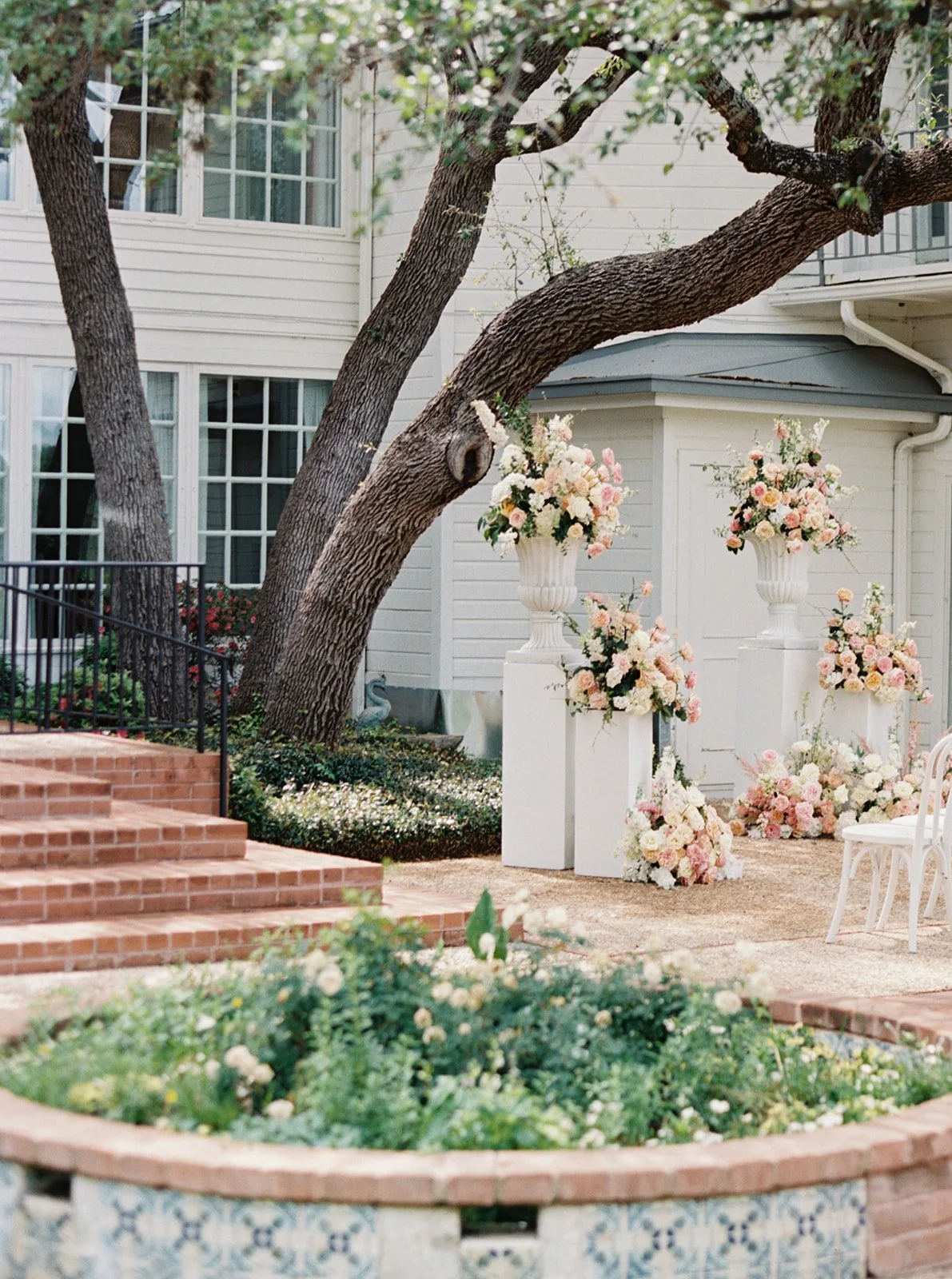  Pedestal florals for wedding ceremony in Ausitn 