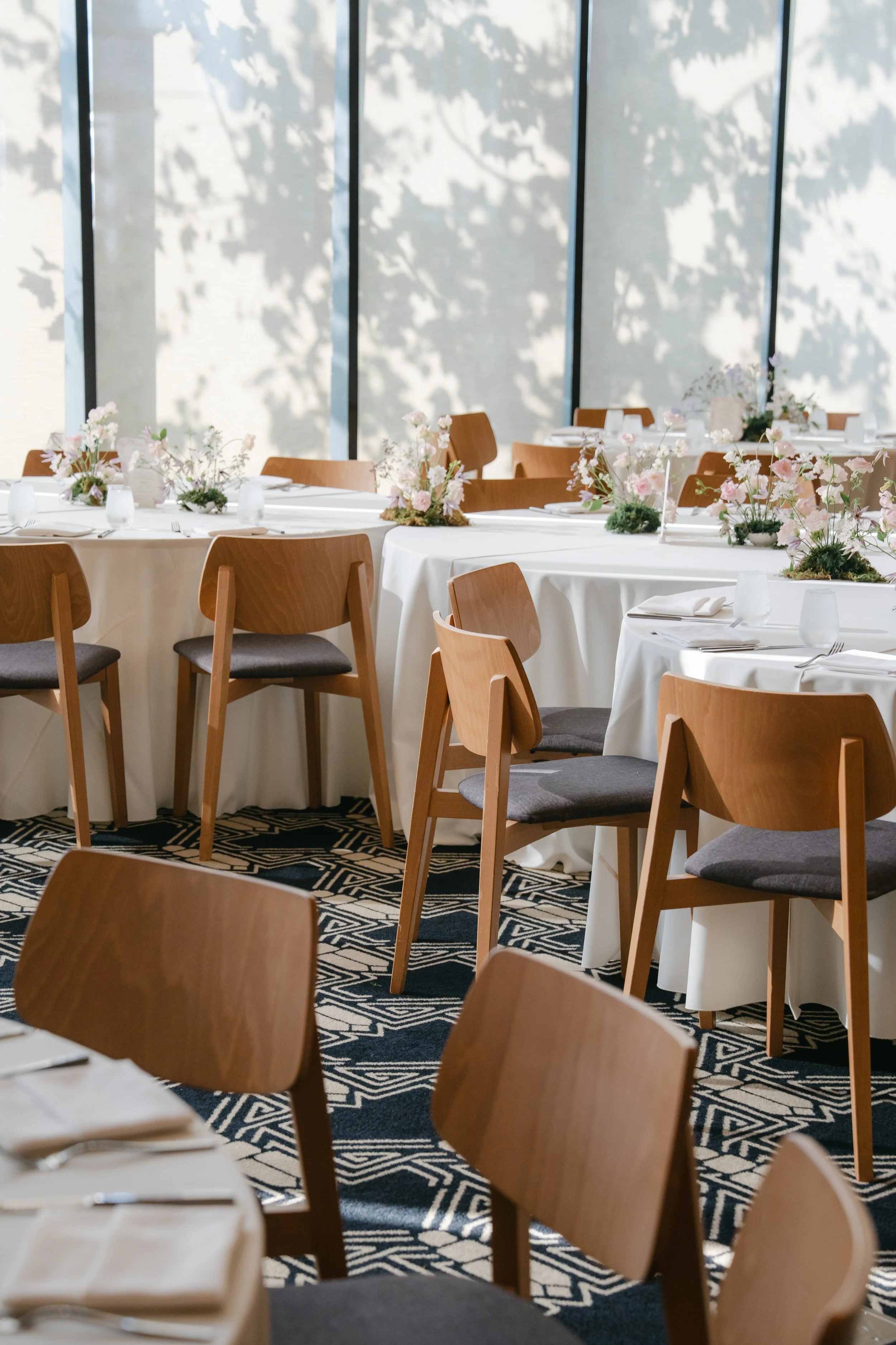  Lavender sweet peas, statice and blush blooms beside a pastel dinner menu at an Austin Proper Hotel celebration 