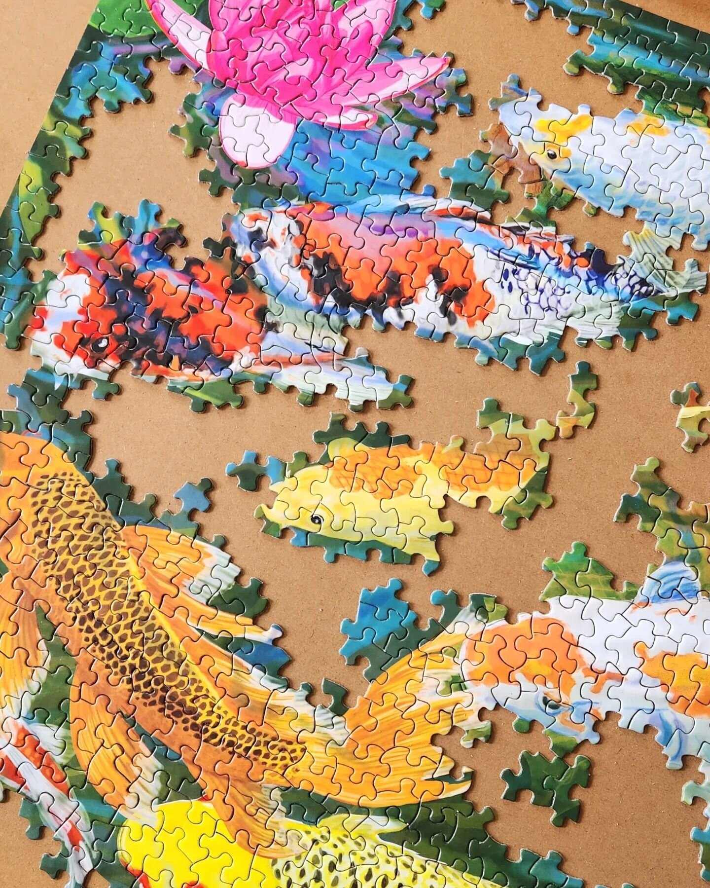 Here is another relaxful &amp; peaceful puzzle from the latest @springbokpuzzles release! 🪷🐟

If you are looking for a little bit of a challenge and a beautiful puzzle, this is a great one. I loved puzzling all the patterns on the koi fish and the 
