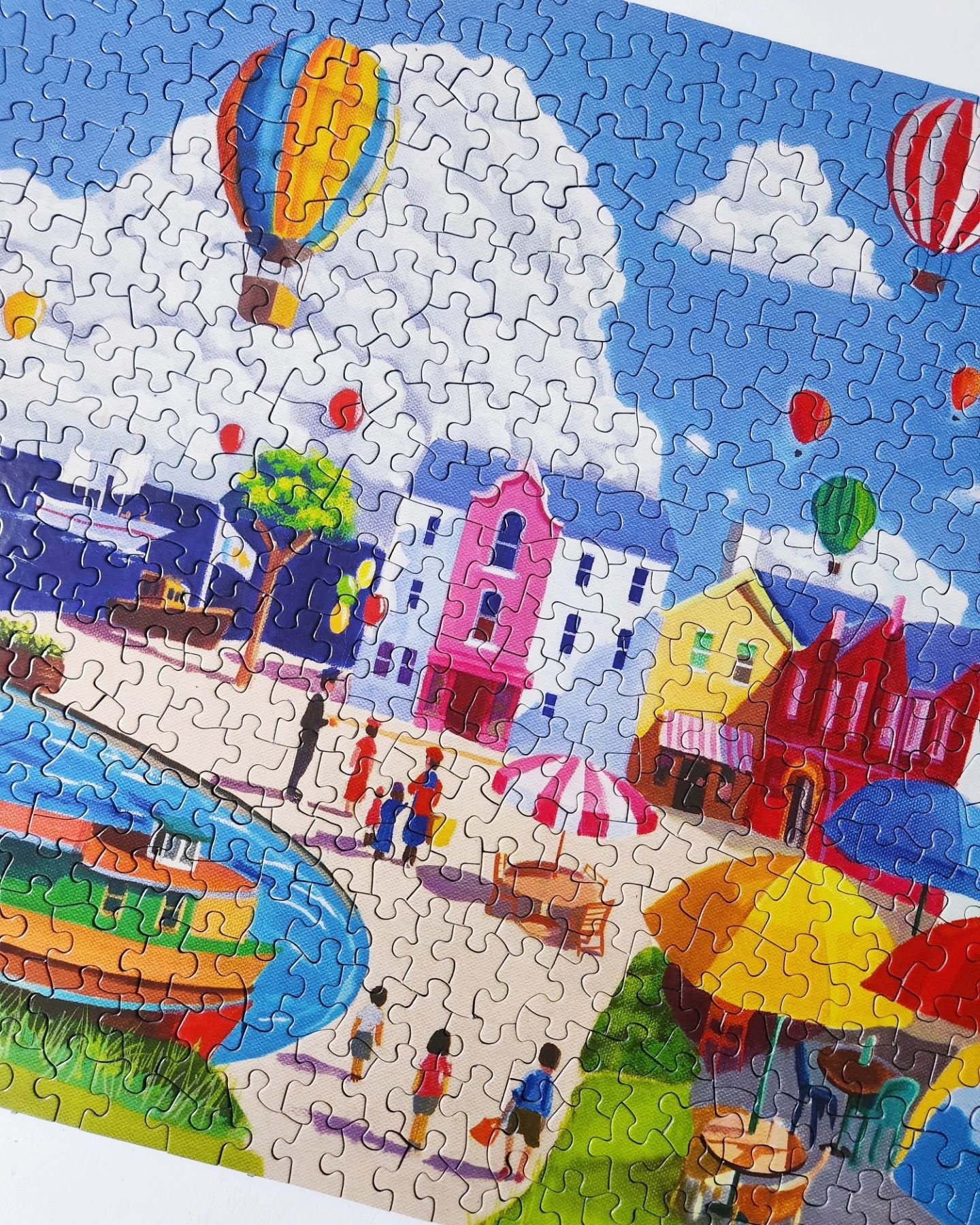 Balloon Seller 🎈🌥🪂

Here is a new, beautiful, and amazing @springbokpuzzles that was just released! This is such a fun and colorful 500-piece puzzle. It's perfect for the spring and summer!

I loved every element of this puzzle. The whole puzzle i