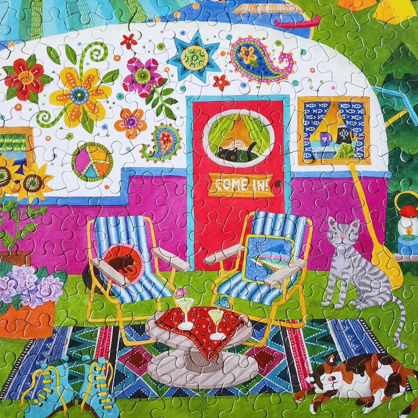 Happy Camper ππ‍β¬οΈ
This was a cute little Ceaco puzzle I picked up at a puzzle swap! Assembling the signs, camper, and sky was super fun. This is exactly the type of puzzle I needed while I've been very busy lately! The little cats throughout