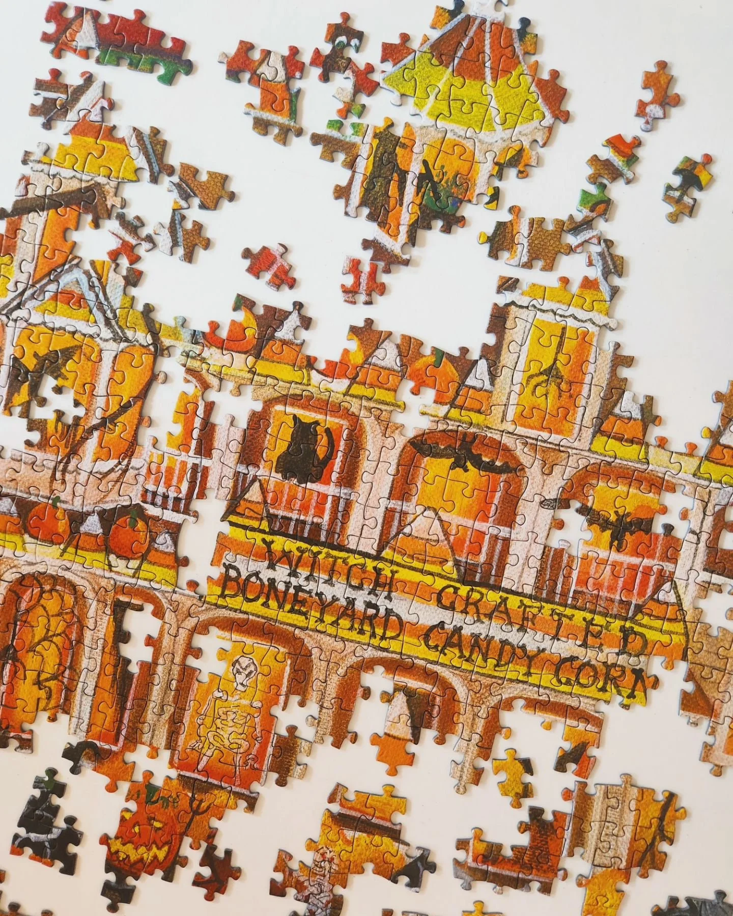 Halloween Puzz ππ»
I have a few Halloween puzzles I've yet to share, so I've grouped some of my countdown to Halloween puzzles in one post. Here are a couple!
I was paired up with @northstar.puzzler and I sent her a 1500 piece Spilsbury and a 200