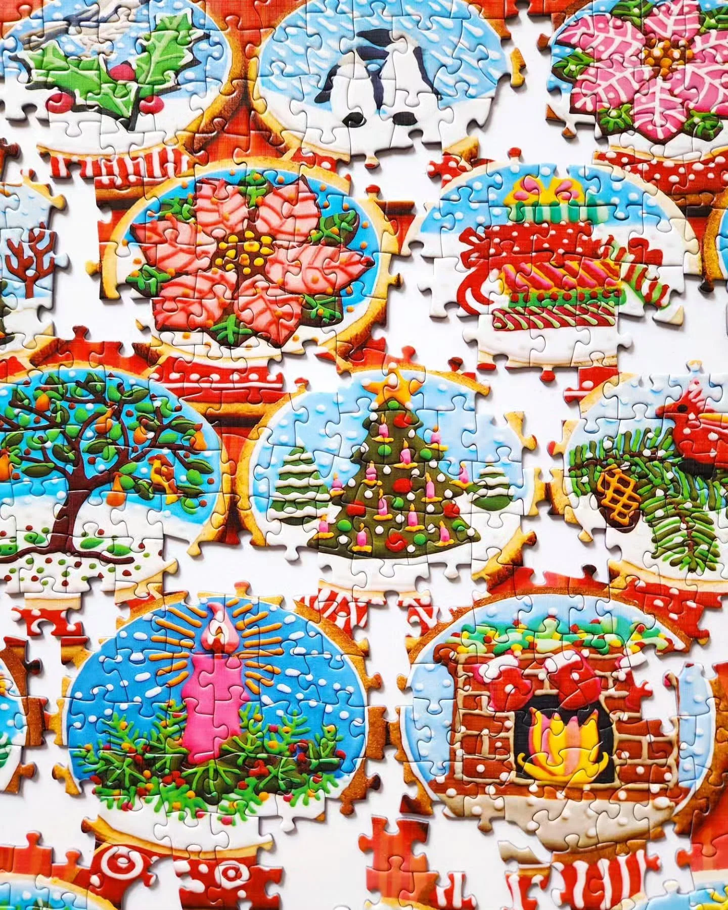 Snow Globe Cookies 🎄
Here was my surprise puzzle for @sweeneysisterspuzzles! This was such a cute holiday puzzle. I enjoyed sorting the different cookies and assembling them. I found the treat bags at Michaels to be perfect for dividing up the 31 p