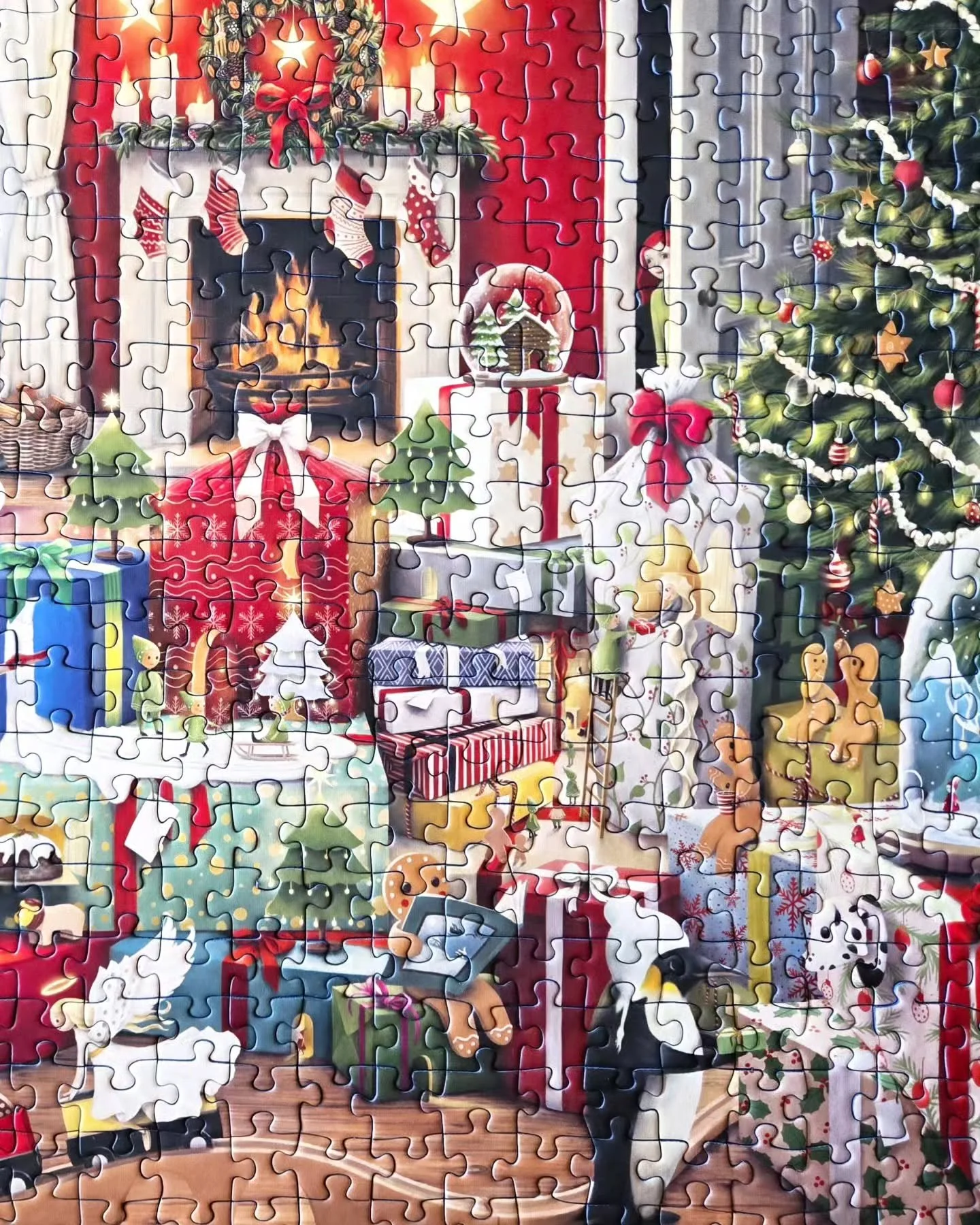 Enchanted Christmas 🩰
Here Comes Christmas 🎄
Here are the Christmas @ravensburgerna puzzles I assembled over the holidays! I loved the artwork by @demelsahaughton! These are the perfect sized puzzles for my ZAKCO board. 
Puzzles Pictured:
- Encha