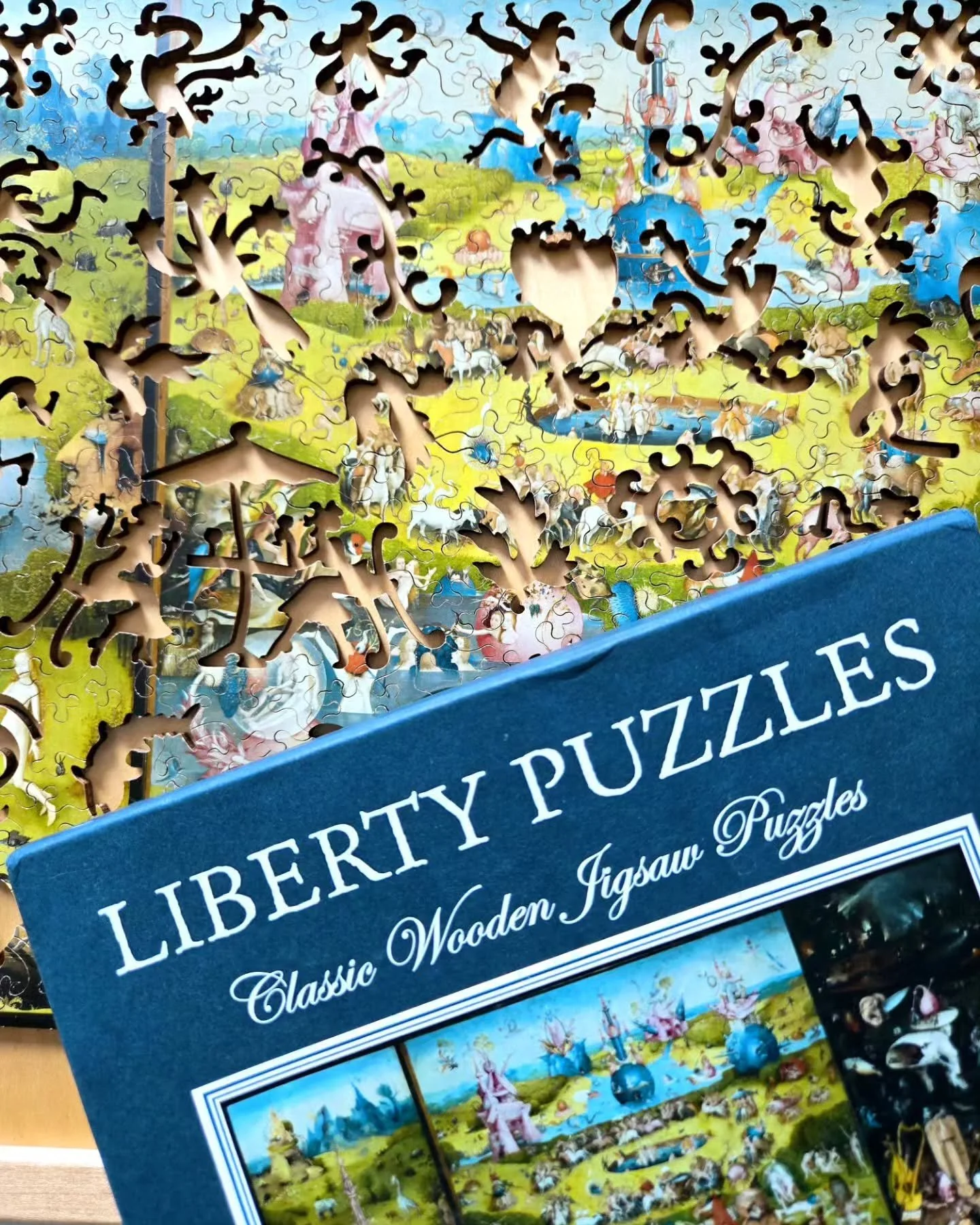 Garden of Earthly Delights 🖼
This was my very first full-size/ larger @libertypuzzles I ever did! I finished it right before the holidays. This was a traveling puzzle set up in one of the wooden puzzle Fb groups.
This puzzle was so incredible. Thi