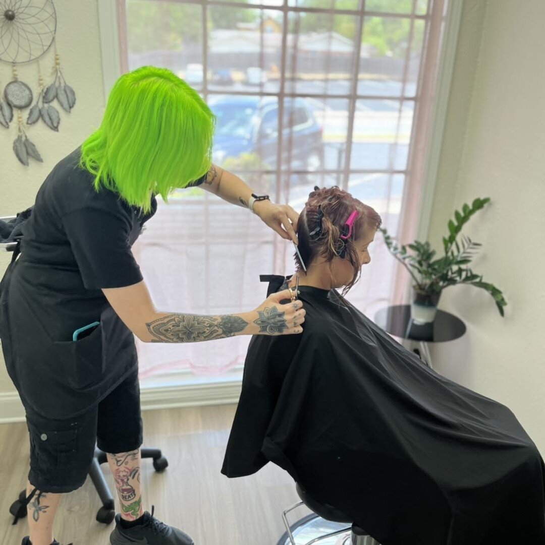 Happy Tuesday!!! Nothing like a fresh haircut ✂️ and while you&rsquo;re at it, some color as well&hellip; Call to book your appointment 📱 
#modesalon #arlingtontx #teammode #modehairsalon #teammodehair #mode #hairsalon #hairstylist #hairdresser #hai