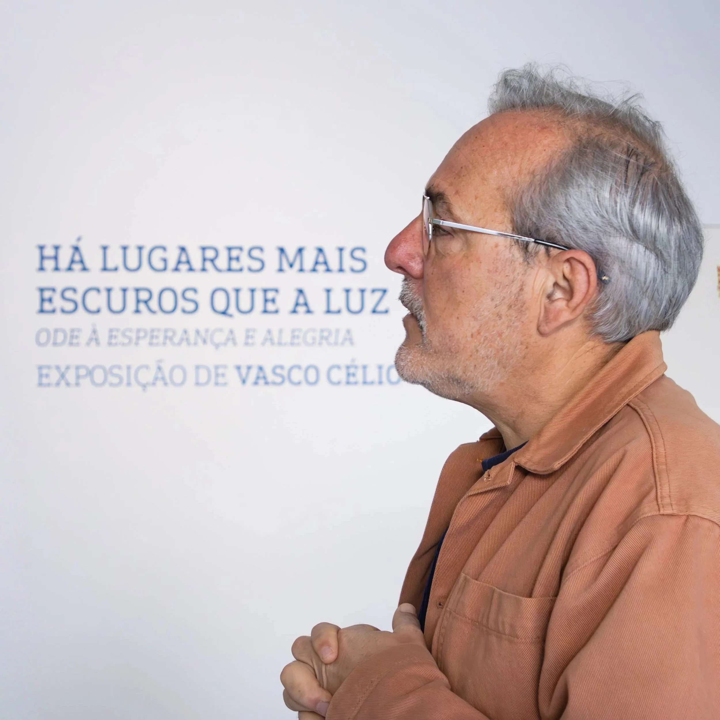 “Há Lugares Mais Escuros que a Luz: Ode à Esperança e Alegria” apresenta Vasco Célio numa retrospectiva íntima e profunda do seu trabalho