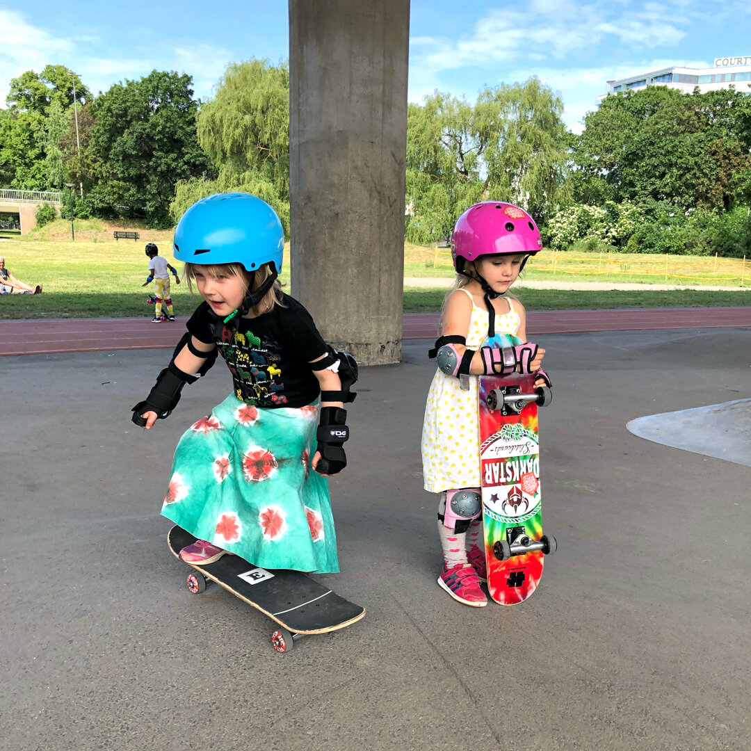 We love board riding in whatever form (or clothes 😆) it comes!

----
#buggyboard #prepello #st&aring;br&auml;da #planchepoussette #siblingboard #meerijdplankje #rideonboard #activekids #parenting