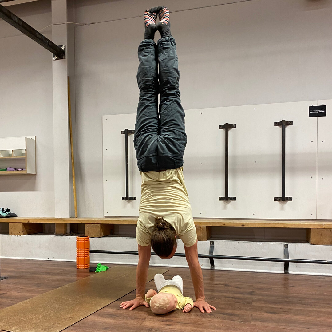Local climber at the local climbing gym showing how to balance parenting and training.

Plus, the handstand seems pretty darn balanced as well. 😅👍

We love it!

 #dadlife #parenting #meerijdplankje #planchepoussette #activekids #prepello #st&aring;