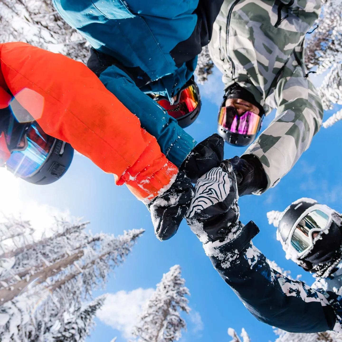A family that shreds together stays together. It was WAY too much fun trying to keep up with these rippers!! 
.
.
.
.
.
#silverstar #vernon #silverstarmountain #thompsonokanagan