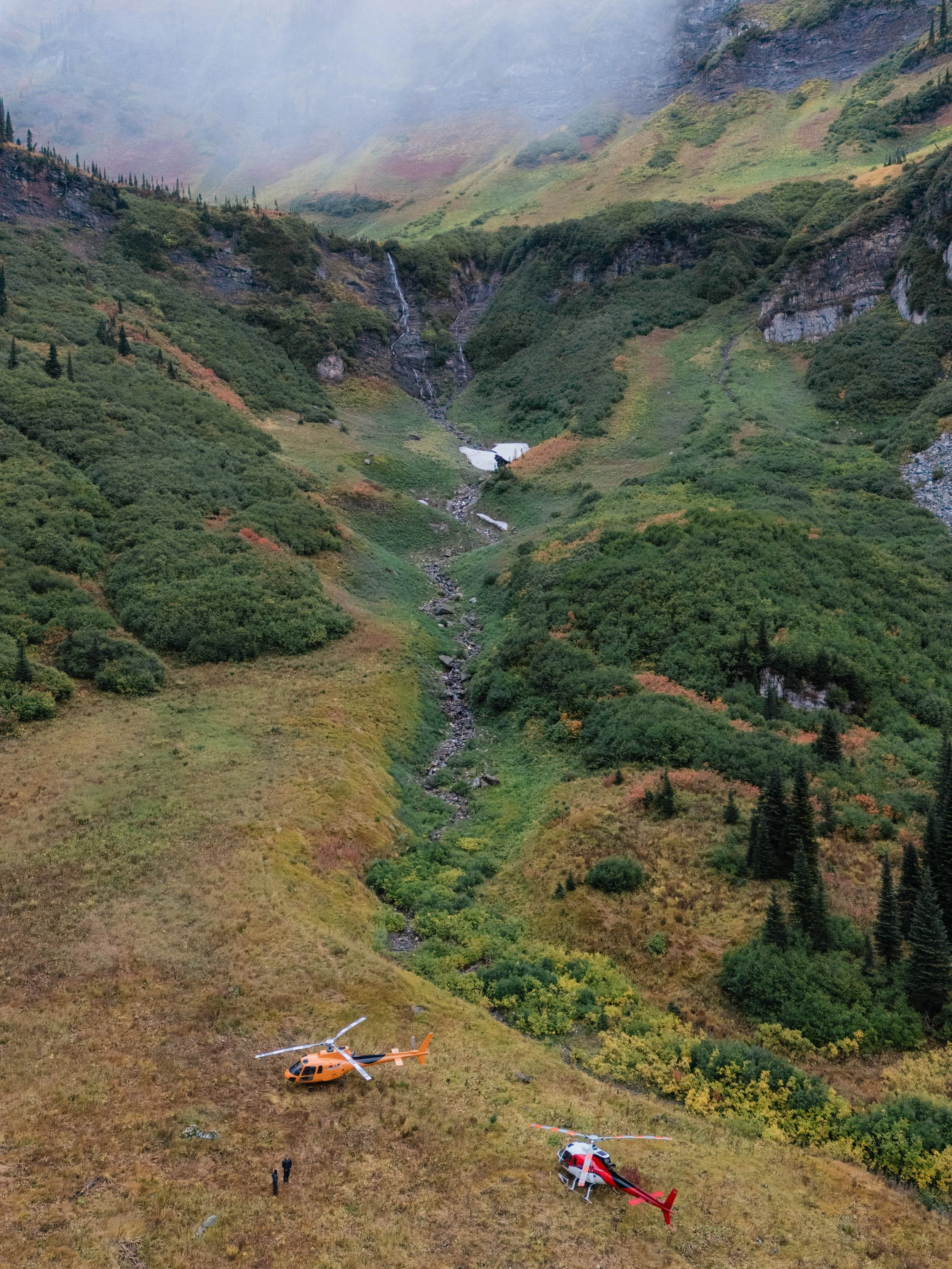 When this is what exploring your own backyard looks like. 

@glacier_helicopters 

#lifestylephotography #elopementphotographer #revelstoke #hellobc @kootrocks