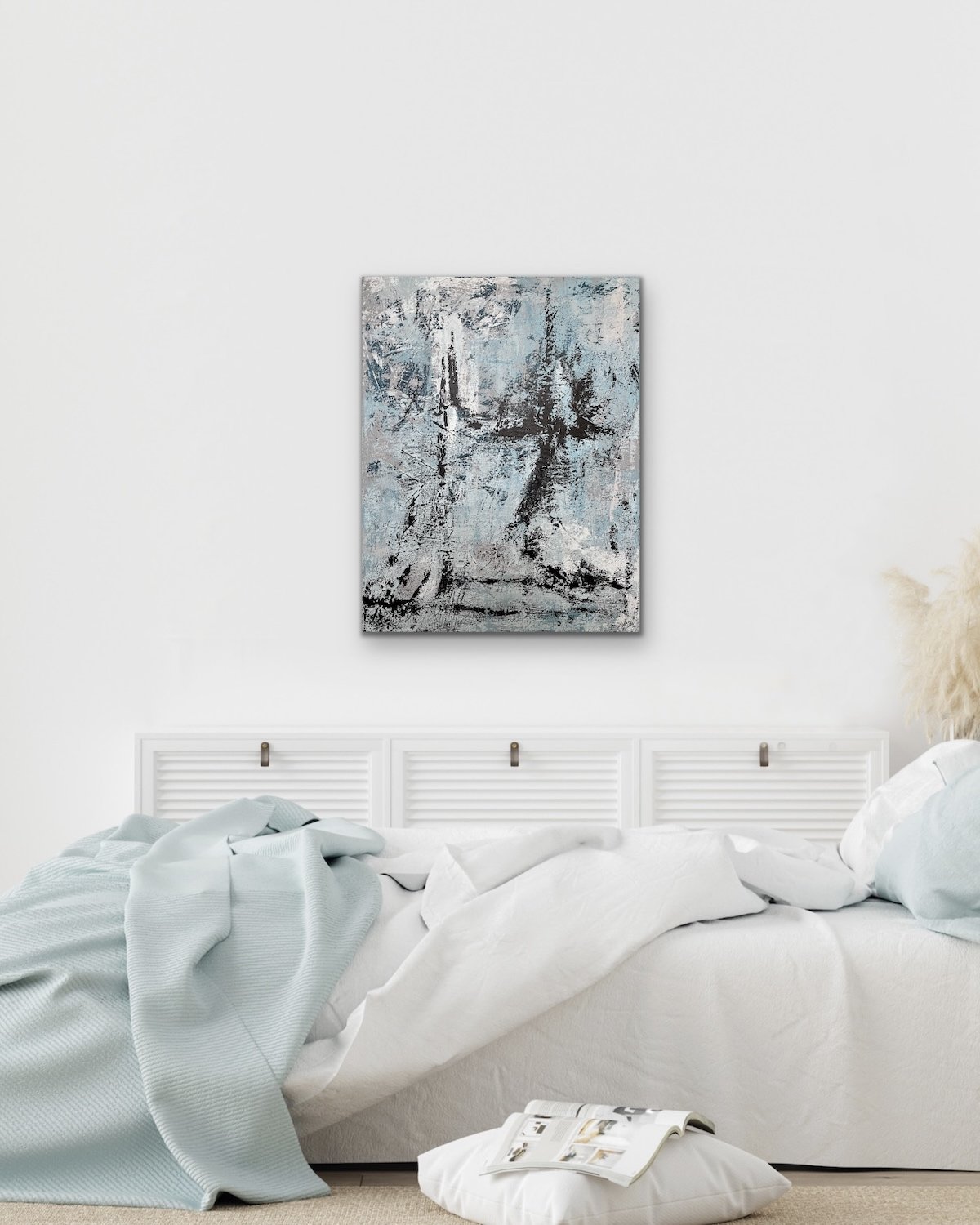 Peinture Abstraite Moderne de format rectangulaire Vertical Bleue, Grise, Noire Blanche Aigaillant une Chambre à Coucher