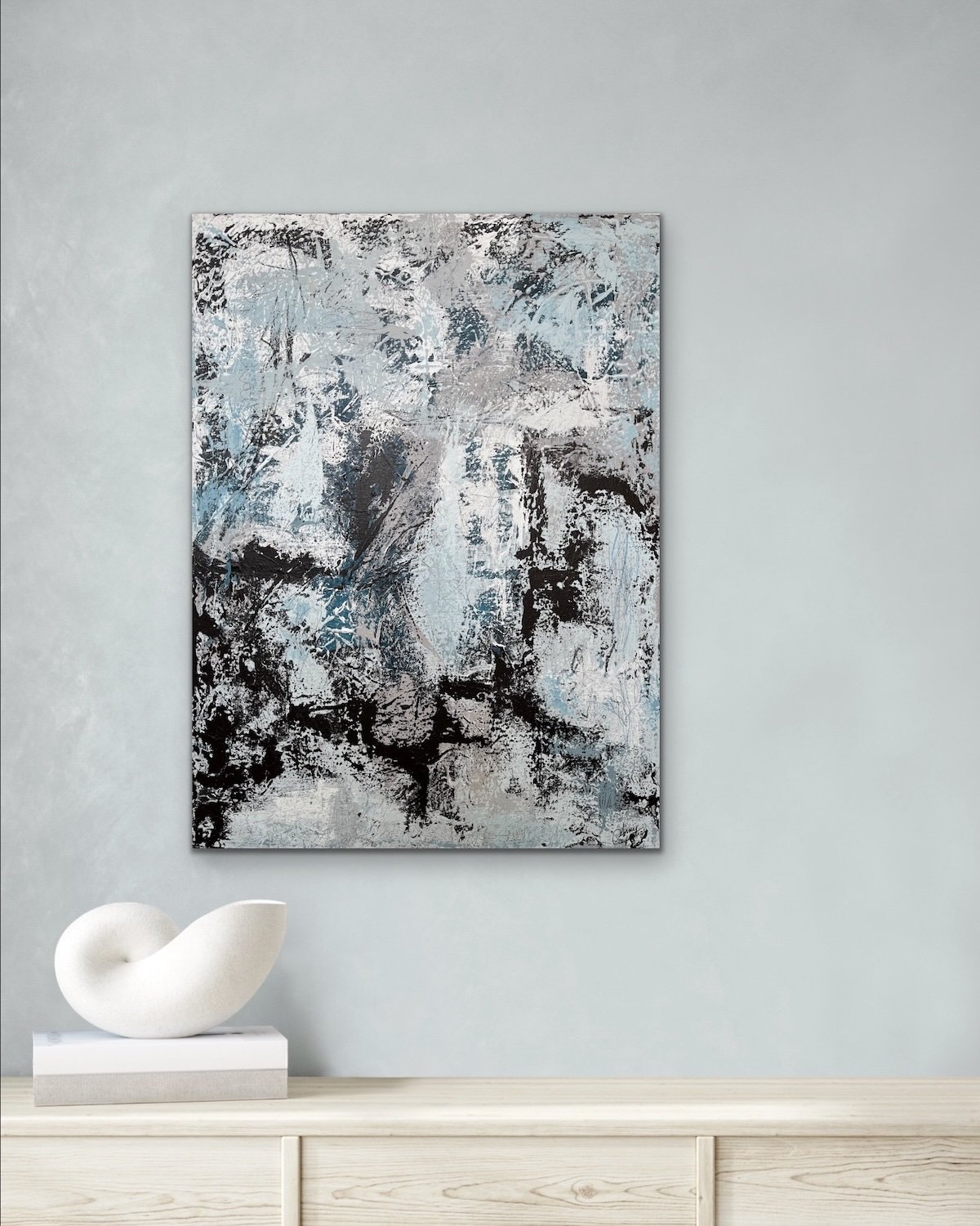 Peinture Abstraite Moderne de Format Rectangulaire Vertical Bleue, Grise, Noire Blanche Ajoute une Touche Contemporaine au Décor