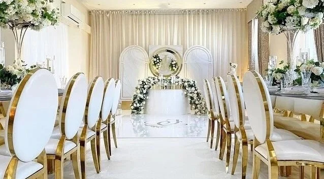 Reposted from @thebrideshelper Budgeting for a smaller wedding doesn&rsquo;t necessarily mean it has to be simple - with more flexibility, you have the option splurge on the the things that matter most to you - in this case, the decor ❤️
.
Venue 28 -
