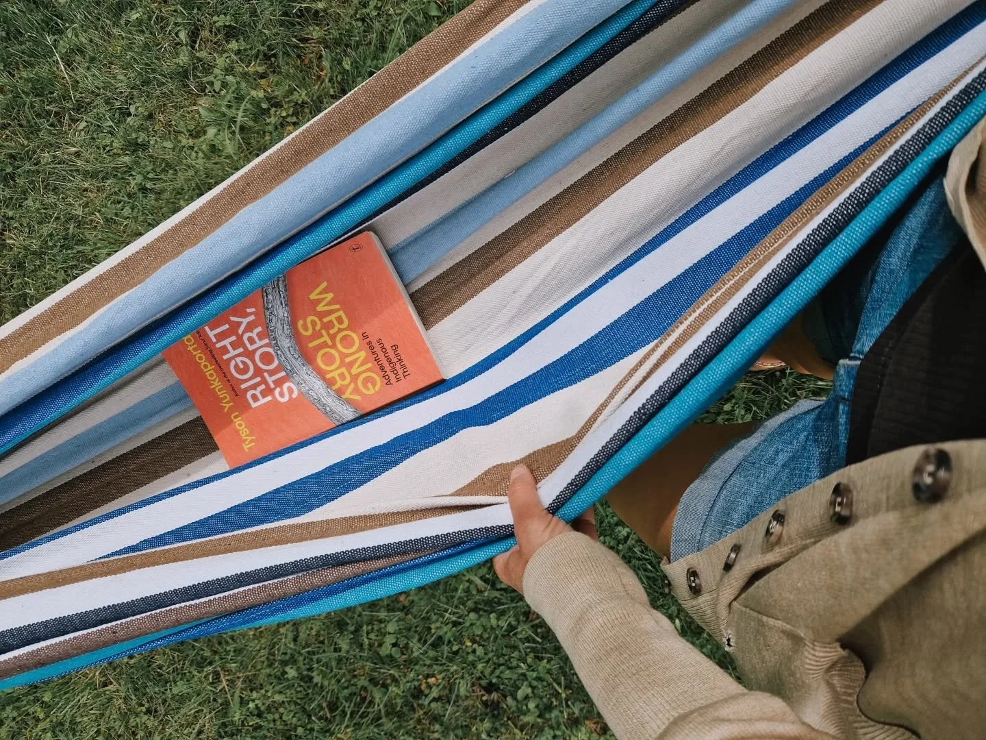 Vad g&ouml;mmer sig i h&auml;ngmattan? 📙

Nyligen tipsade jag h&auml;r p&aring; Insta om n&aring;gra b&ouml;cker, och just denna var med p&aring; listan:

&quot;Right Story, Wrong Story - Adventures in indigenous thinking&quot; av Tyson Yunkaporta 
