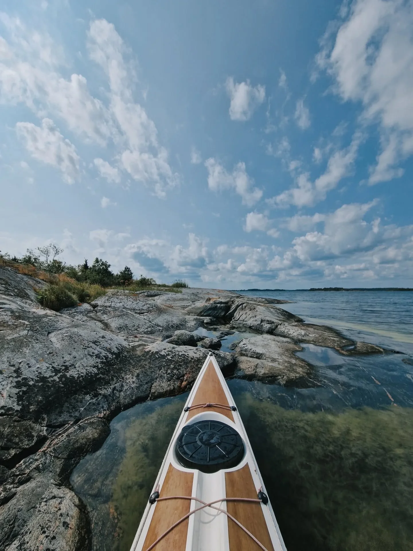 N&aring;gra utsikter jag haft fr&aring;n kajaken den senaste veckan... 🌊💙

.
.
.
.
.
#kajak #kajakpaddling #sanktannask&auml;rg&aring;rd #sk&auml;rg&aring;rd #friluftsliv