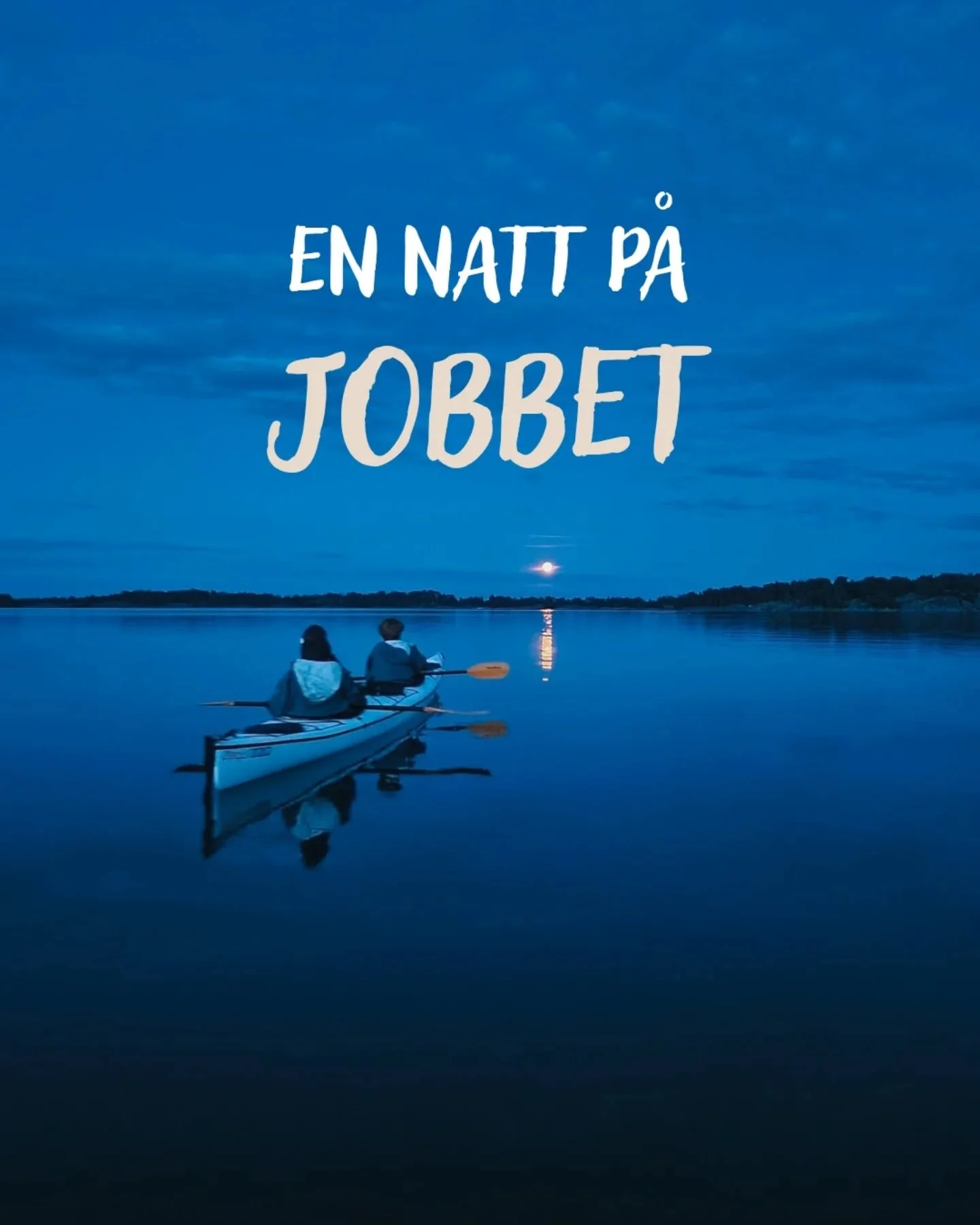 En natt p&aring; jobbet... 🌕

Vi gav oss ut i skymningen, n&auml;r m&ouml;rkret var n&auml;ra. Efter bara n&aring;gra paddeltag steg m&aring;nen upp bakom molnen - s&aring; mycket f&ouml;r den dramaturgin. 😅

Fortsatte dock paddla in i m&ouml;rkret