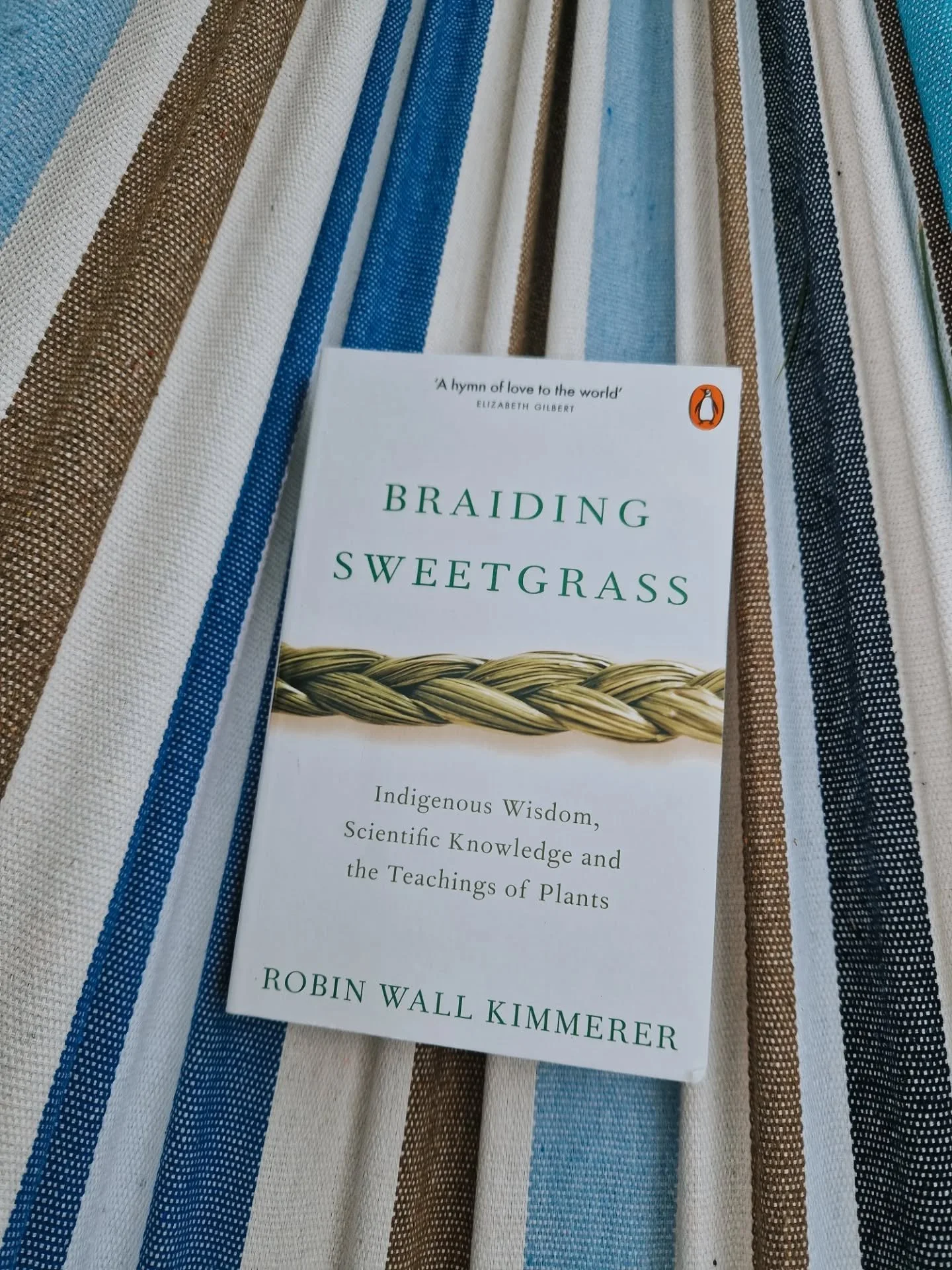 Boktips &ndash; &quot;Braiding Sweetgrass&quot;! 🌾

D&aring; var det dags att ber&auml;tta om en bok jag l&auml;st och gillat&hellip; Denna l&auml;ste jag i somras, men det &auml;r f&ouml;rst nu jag kommit mig f&ouml;r att summera n&aring;gra favori