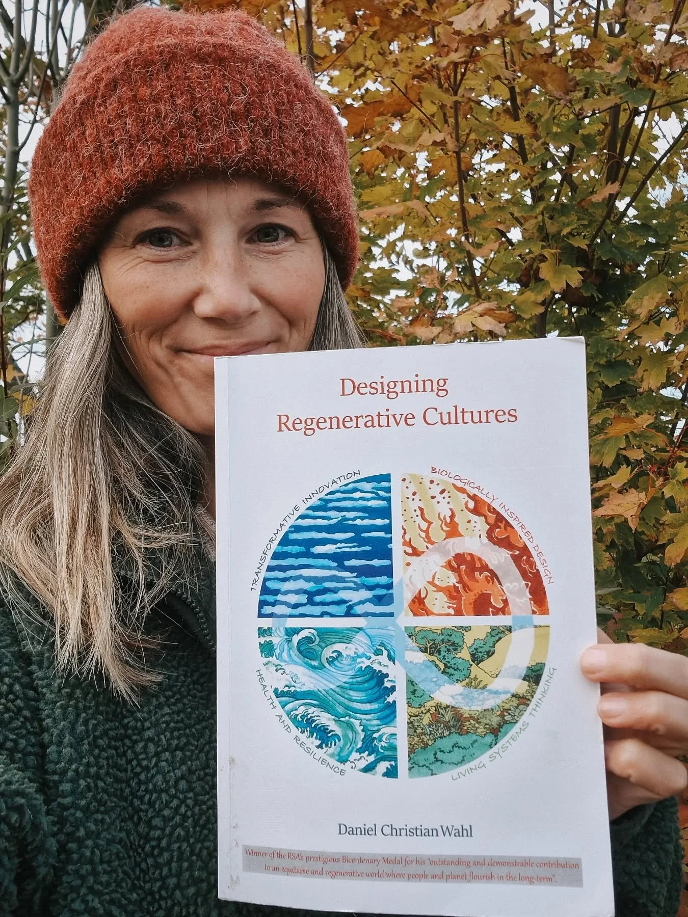 📚 Har läst en bra bok igen och här är några favoritrader från den... 📚
Ur "Designing Regerative Cultures" av Daniel Wahl: 
🔅Questions, more than answers, are the pathway to collective wisdom. Questions can sp