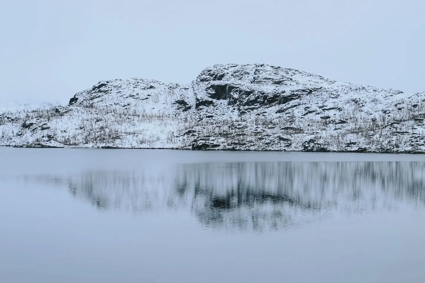 Gillar Nobembergrått, gillar svart-vita landskap, även i oktober... 
Som här, i hoodsen runt Abisko. 🖤🩶🤍
De tre sista bilderna är tagna i, och utanför Kiruna. Också på det grå temat... jag gillar ä