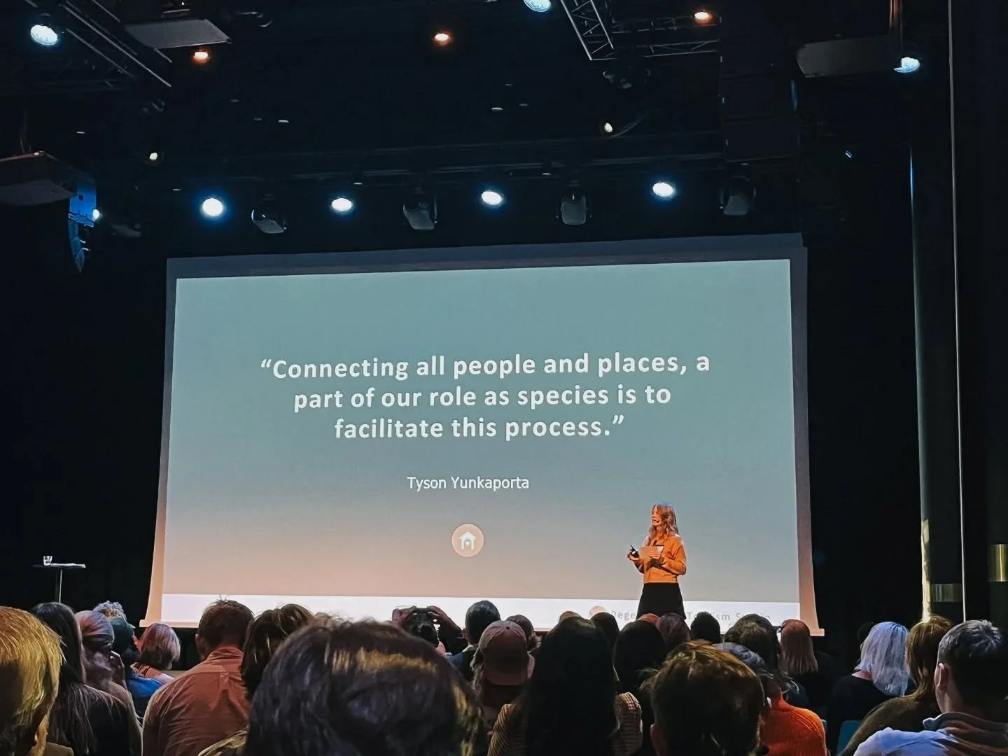 Om jag ville &aring;ka till Lofoten och f&ouml;rel&auml;sa f&ouml;r 300 norskar om regenerativ turism? Eh, ja! Om jag fick &auml;ran att vara huvudtalare med dubbel scentid - yes!!! 😍

F&ouml;rel&auml;sningen gick j&auml;ttebra, k&auml;nner ju mig t