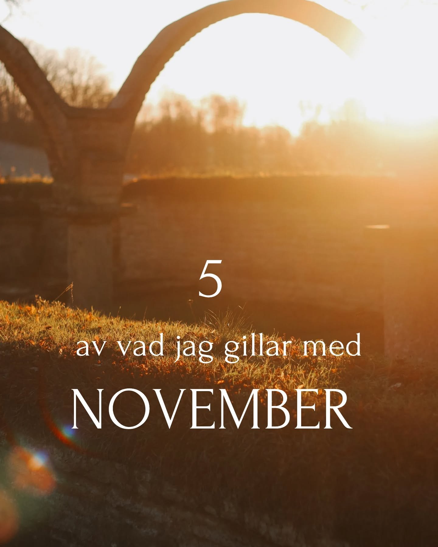 5 🧡 jag gillar med November! 

1, Ljuset ute! Tidiga kv&auml;llar betyder gyllene eftermiddagsljus 🌄 

2, Upplysta kullerstensgator i kombo fallna h&ouml;stl&ouml;v! 🍂 Strosa gata upp och gata ner f&ouml;r att... 

3... sen njuta av levande ljus i