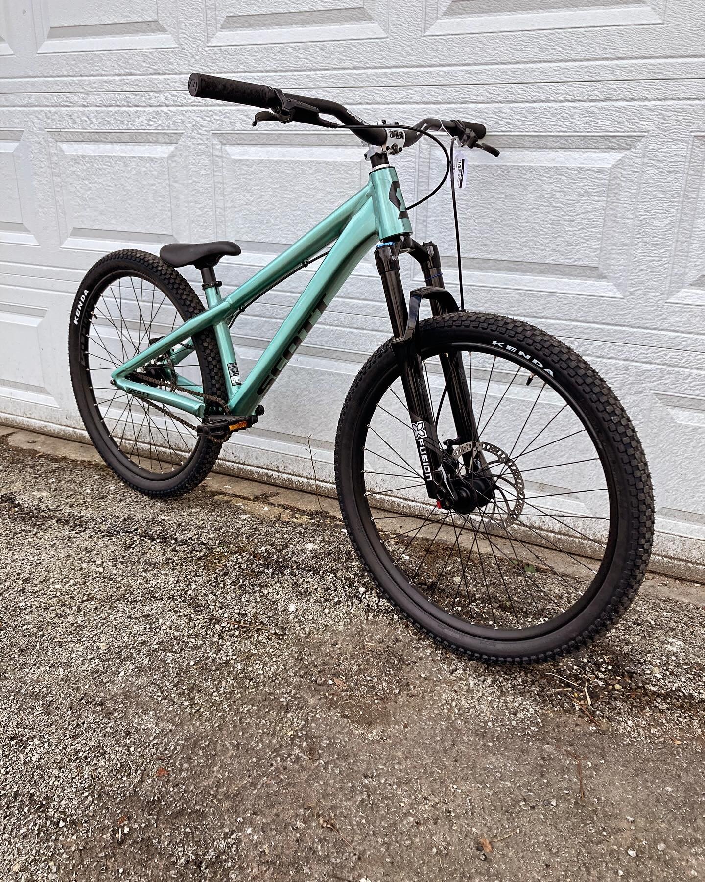 We have this gorgeous Dirt Jumper on sale!! @bikeonscott On closeout so you better snag it before Spring rolls in early! Perfect bike for @bigmarshchicago - #mtb #dirtbike #dirtjumper #onsale #closeout #bikesale #pumptrack #slopestyle #checkitout #th
