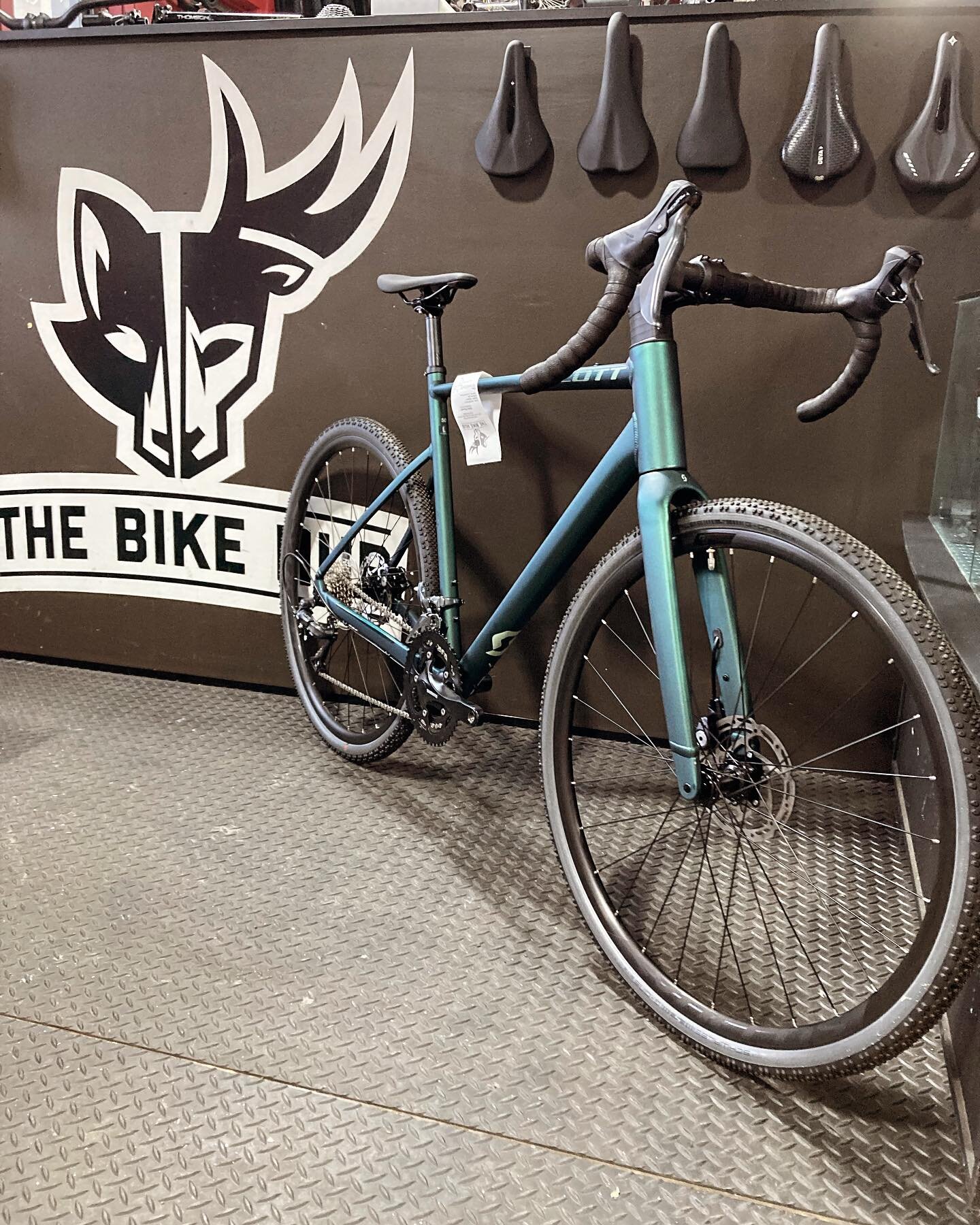 This @bikeonscott Speedster Gravel Bike is rolling home today!  Gravel bikes are the most ideal and versatile set up for long distance rides. With a wider range of tire options as well as a slacker geo spec - all adds up to a more comfortable positio