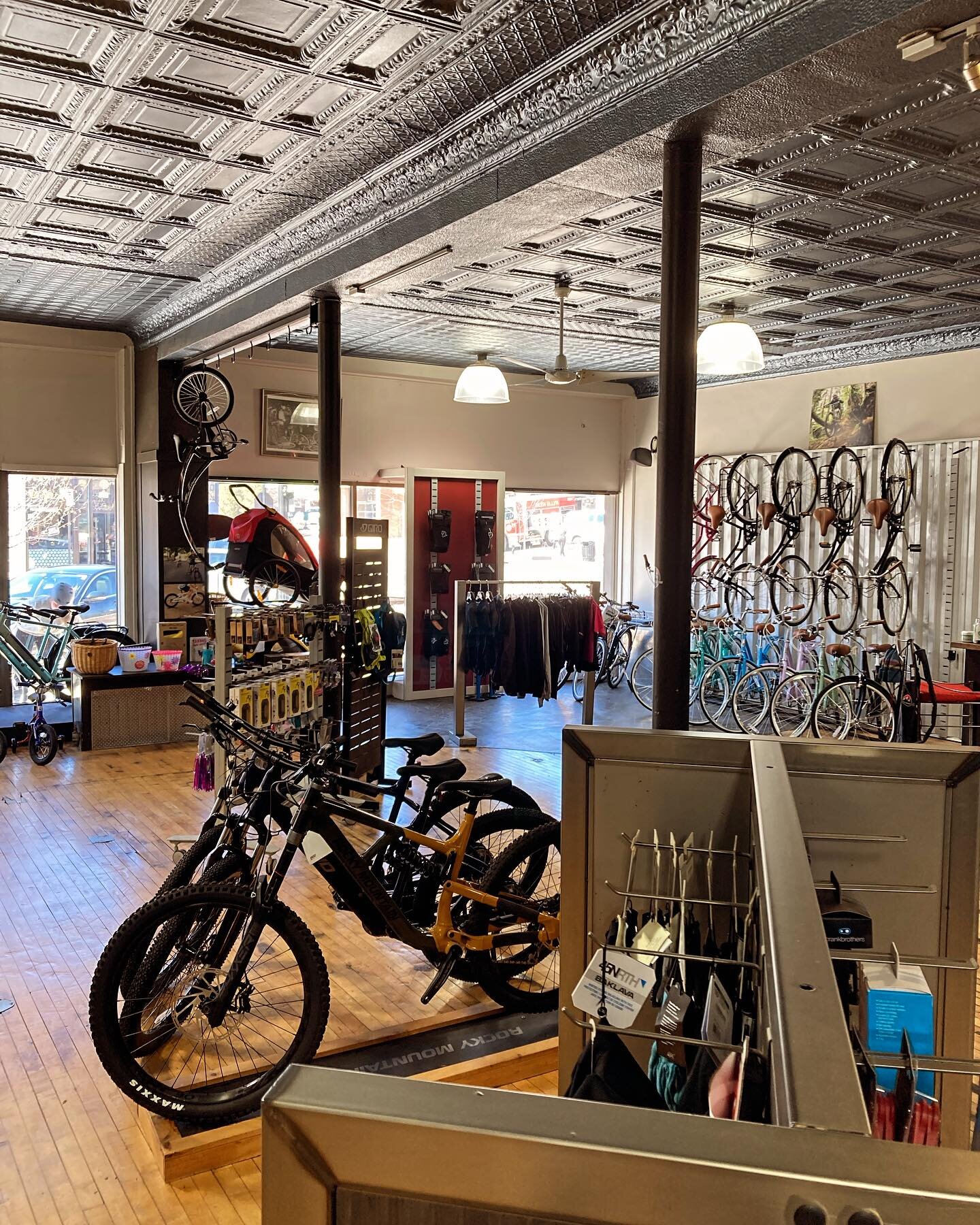 The shops glowing in the Spring sunshine!! Fresh product keeps rolling in bit by bit for the season! Use this time to plan accordingly for any fun adventures this 2024 riding season! #shopsmall #bikeshop #bikeshoplife #spring #season #bikeservice #bi