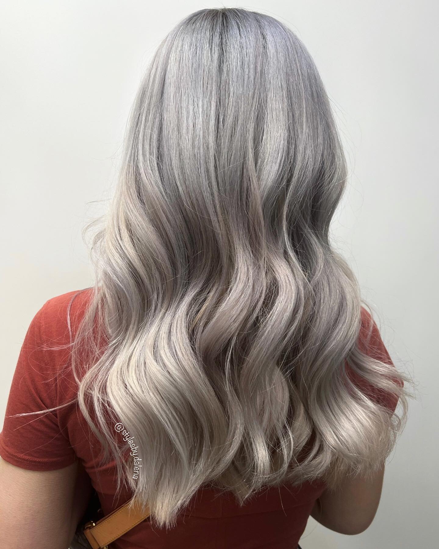 I mean&hellip;. Just look at the difference! 🤍
_______________
I am currently on my maternity leave! If you have questions feel free to message me, and I will get back to you asap! 💕

.
.
.
.
.
.
#balayage #babylights #foilyage #fanola #babyhighlig