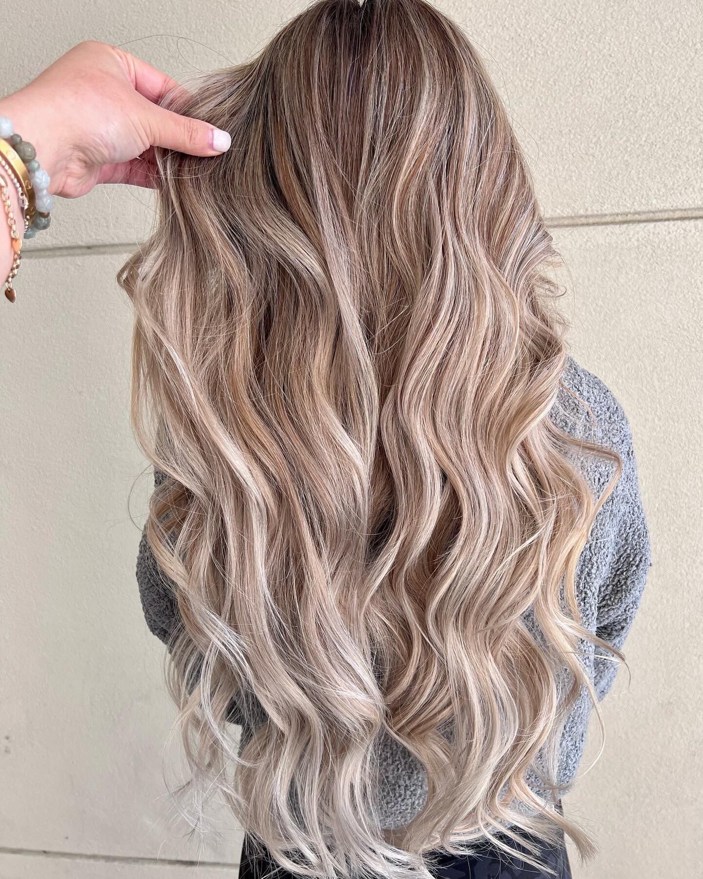 🤍🤍🤍🤍🤍
.
.
.
.
.
.
#balayage #babylights #foilyage #fanola #babyhighlights #highlights #teasylights #blonde #brownhair #wellaeducation #hairofinstagram #hairofIG #behindthechair #beforeandafter #transformation #colormelt #ombrebalayage #olaplex #