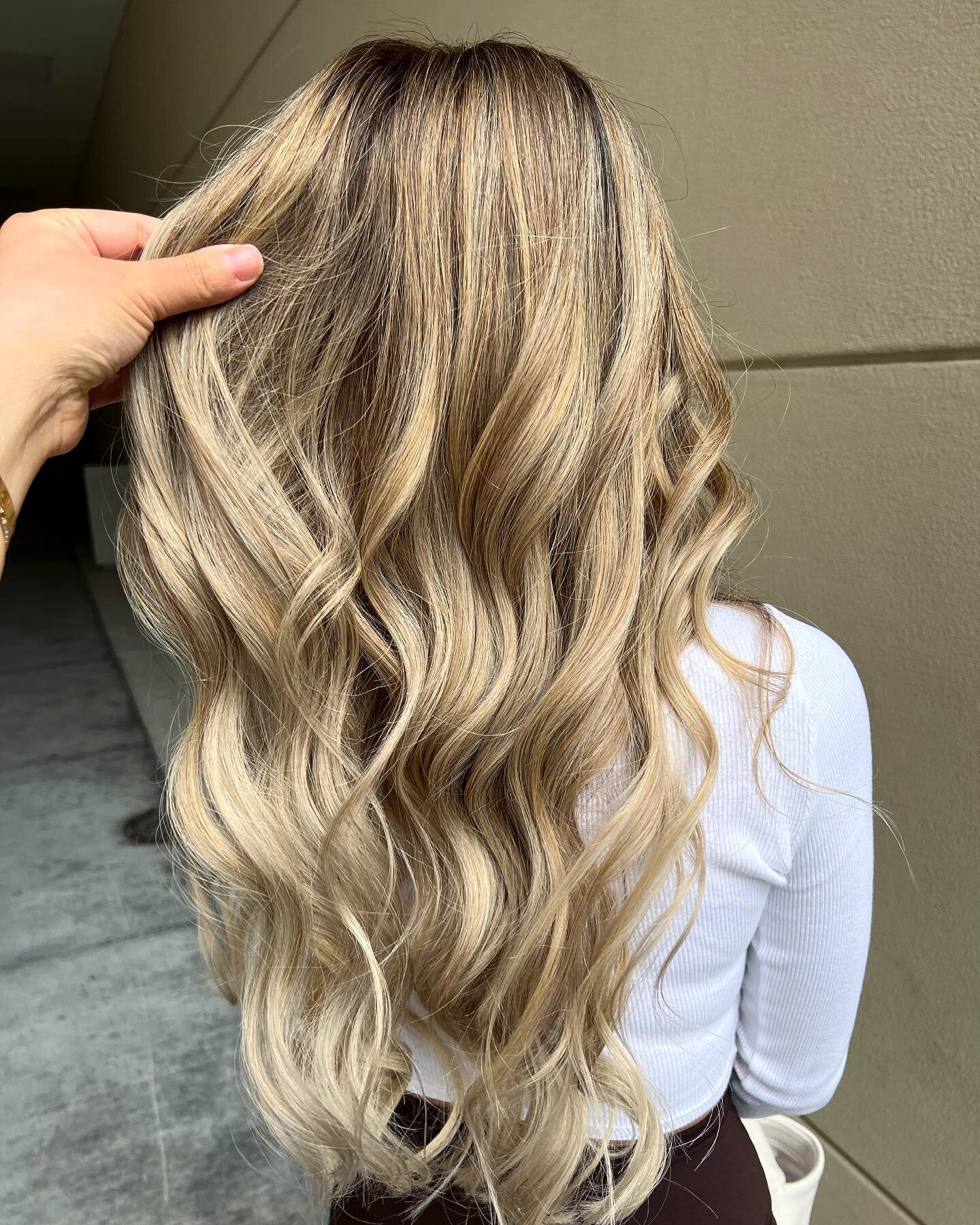 Can&rsquo;t get over how pretty this is 😍
.
.
.
.
.
.
#balayage #babylights #foilyage #fanola #babyhighlights #highlights #teasylights #blonde #brownhair #wellaeducation #hairofinstagram #hairofIG #behindthechair #beforeandafter #transformation #col