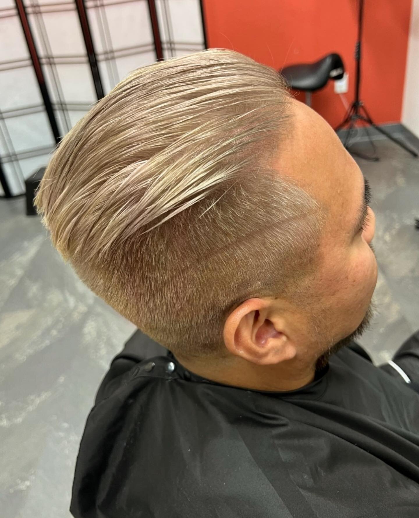 Cool blonde bleach out ☀️
.
.
.
.
.
.
#balayage #babylights #foilyage #fanola #babyhighlights #highlights #teasylights #blonde #brownhair #wellaeducation #hairofinstagram #hairofIG #behindthechair #beforeandafter #transformation #colormelt #ombrebala