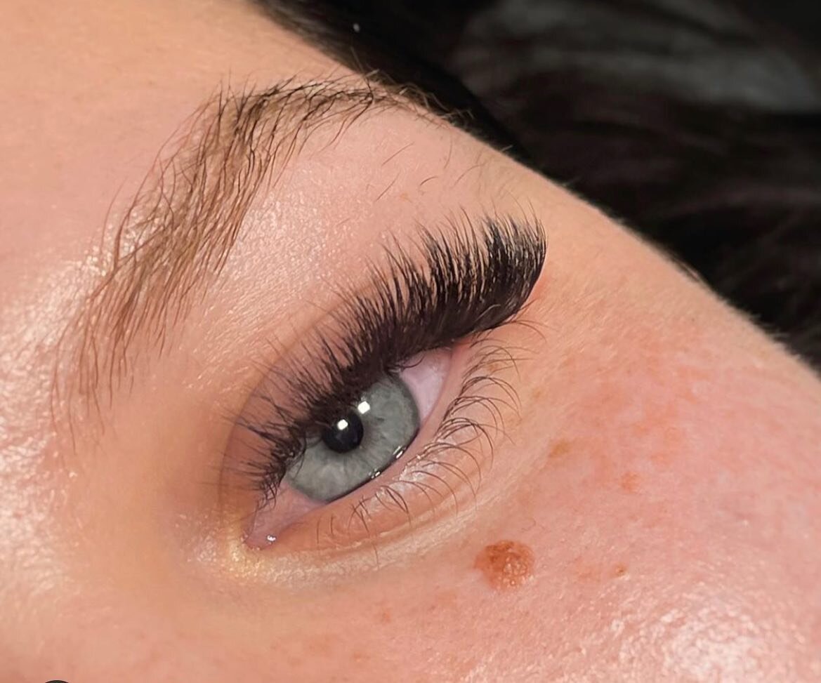 Full lashes + a soft cat eye by Itzy! 
.
.
.
#lashes #wilmingtonlashes #wilmingtonesthetics #wilmingtonesthetician #eyelashextensions #wilmingtonnc #whatsupwilmington #wilmingtonsalon #lashes