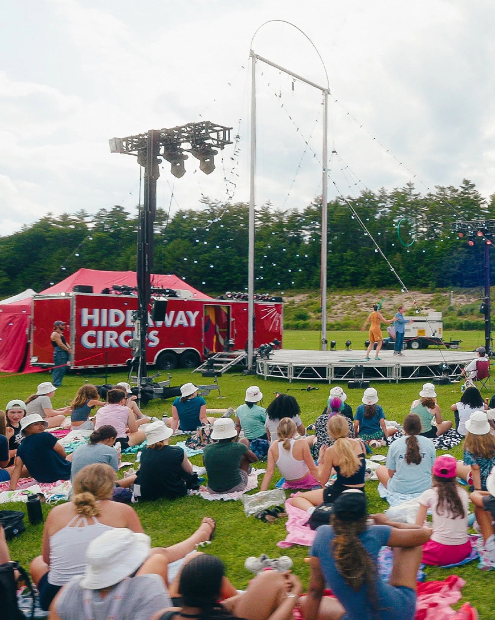 Your smiles and reactions make the show unforgettable! Here’s a look at the energy from the crowd.
🌐 hideawaycircus.com