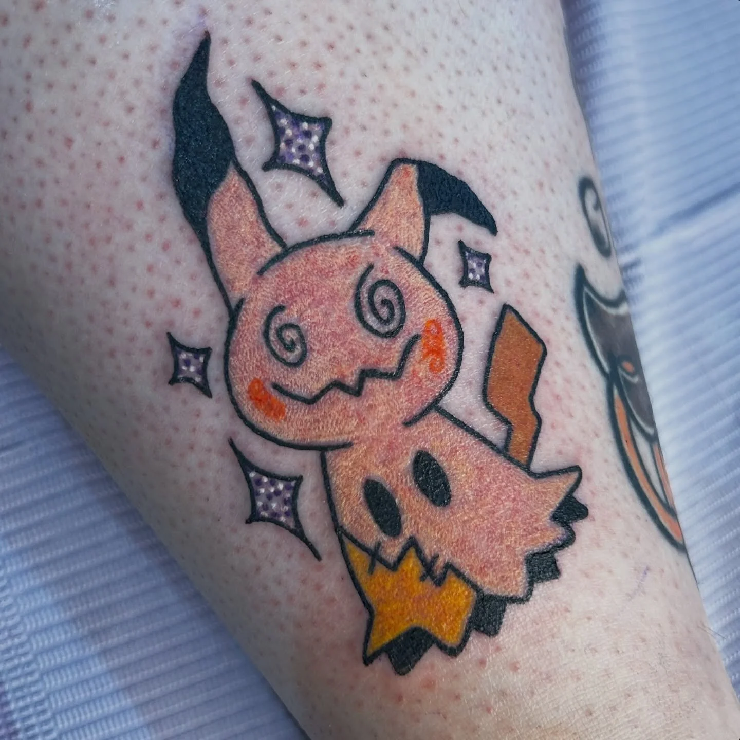 Another amazing year at @hocuspokeustattoocon with my friend and best booth bud ever @erinmorbidtattoo 💖 💖💖 (and the best dang hot dog I&rsquo;ve ever seen)

To everyone who stopped by, got tattooed, got a print or stickers, I appreciate you! I lo