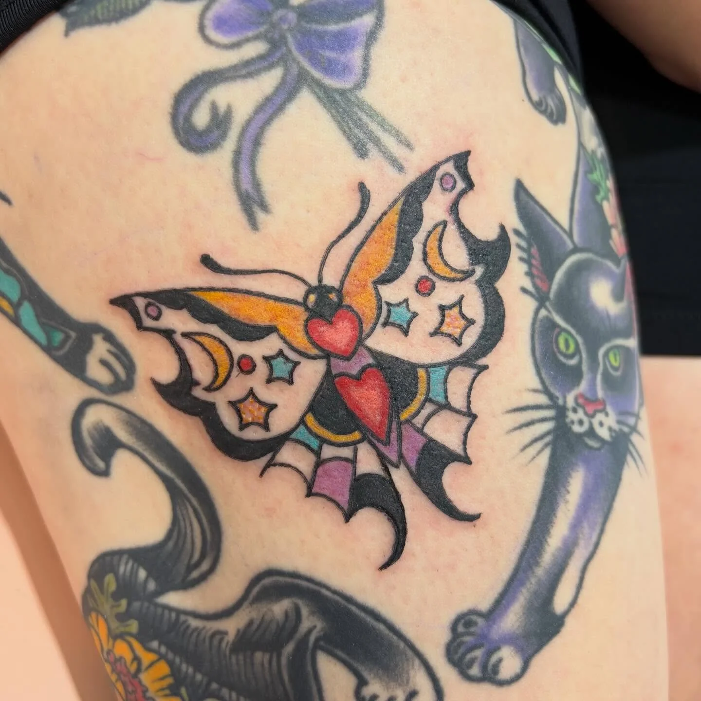 One of my flash pieces I tweaked a little for Maegan to fit this gap near a healed kitty I did a few years back 💖