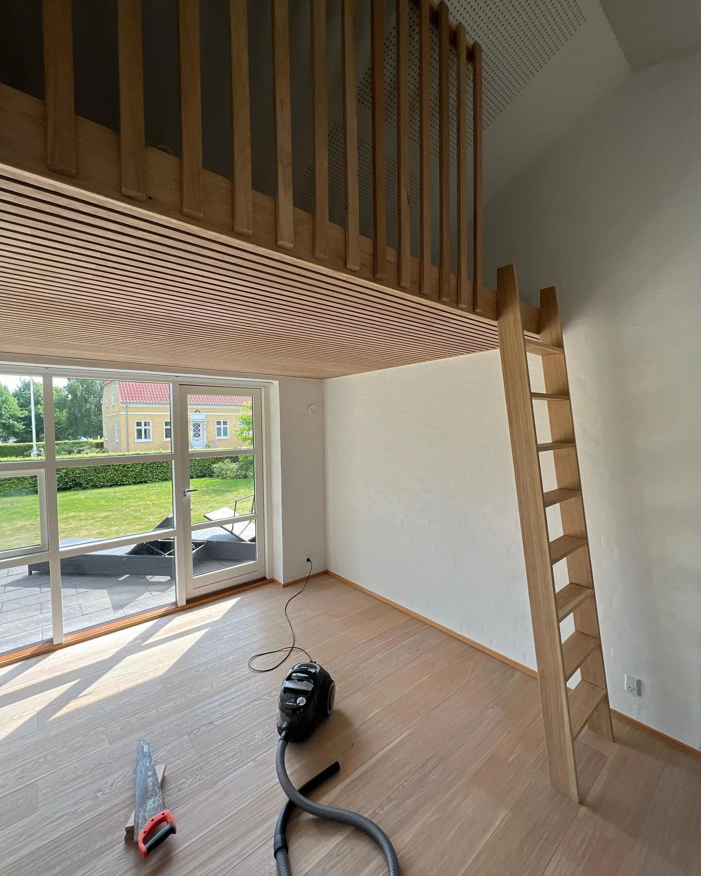 Vi har haft forn&oslash;jelsen af at bygge denne store hems med justerbare lamelbunde til en halvandenmandsmadras foruden et stort massivt egetr&aelig;sgulv med brede planker &aacute; 200mm og en aftagelig hemsestige til den sk&oslash;nneste villa ve