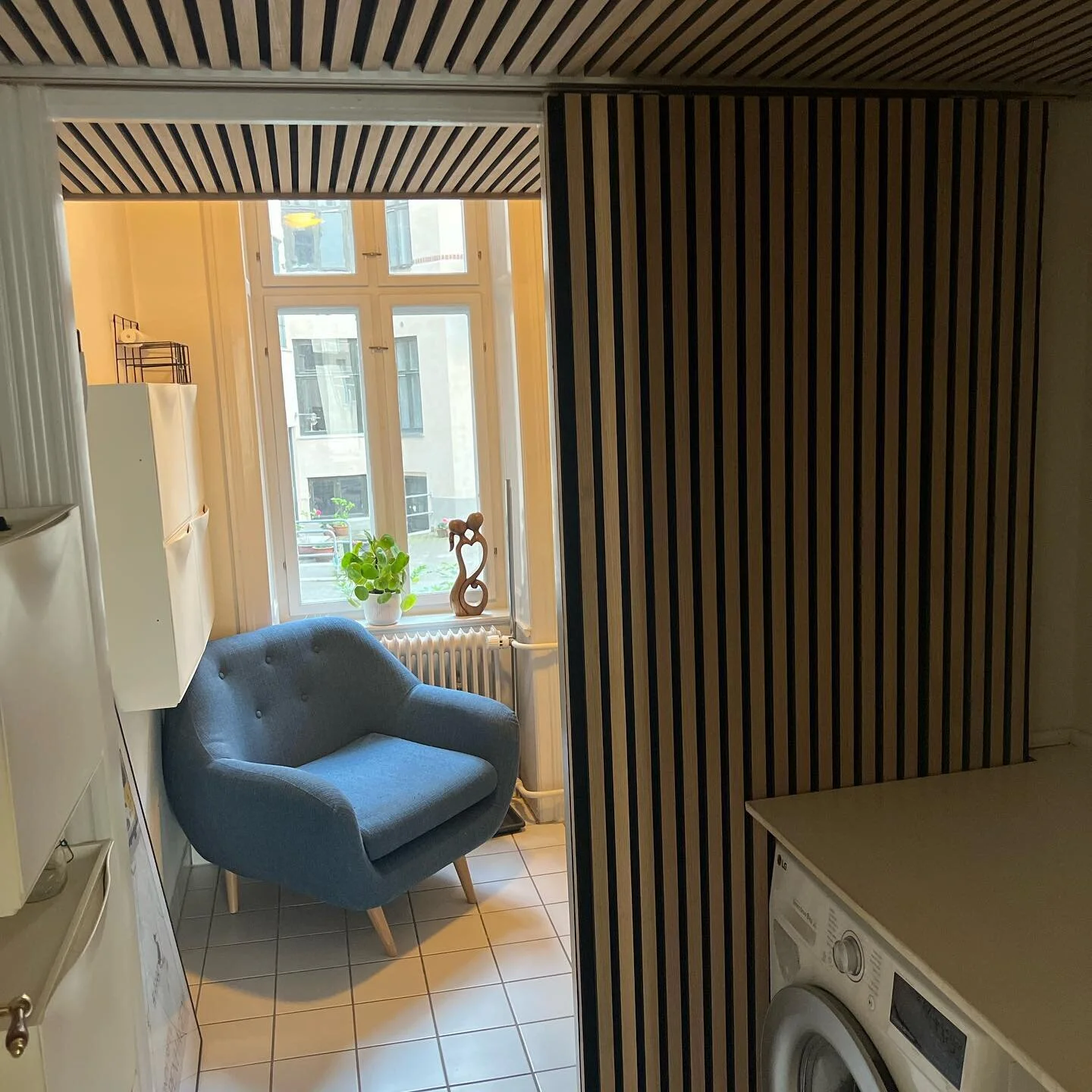 Vi har haft forn&oslash;jelsen af at bygge hems og skyded&oslash;r i den fineste herskabslejlighed i Indre By 🤍 Hemsen m&aring;ler 183x220 og str&aelig;kker sig ind over to rum. Den er udf&oslash;rt i egetr&aelig; med massivt egetr&aelig;sgulv. Der 