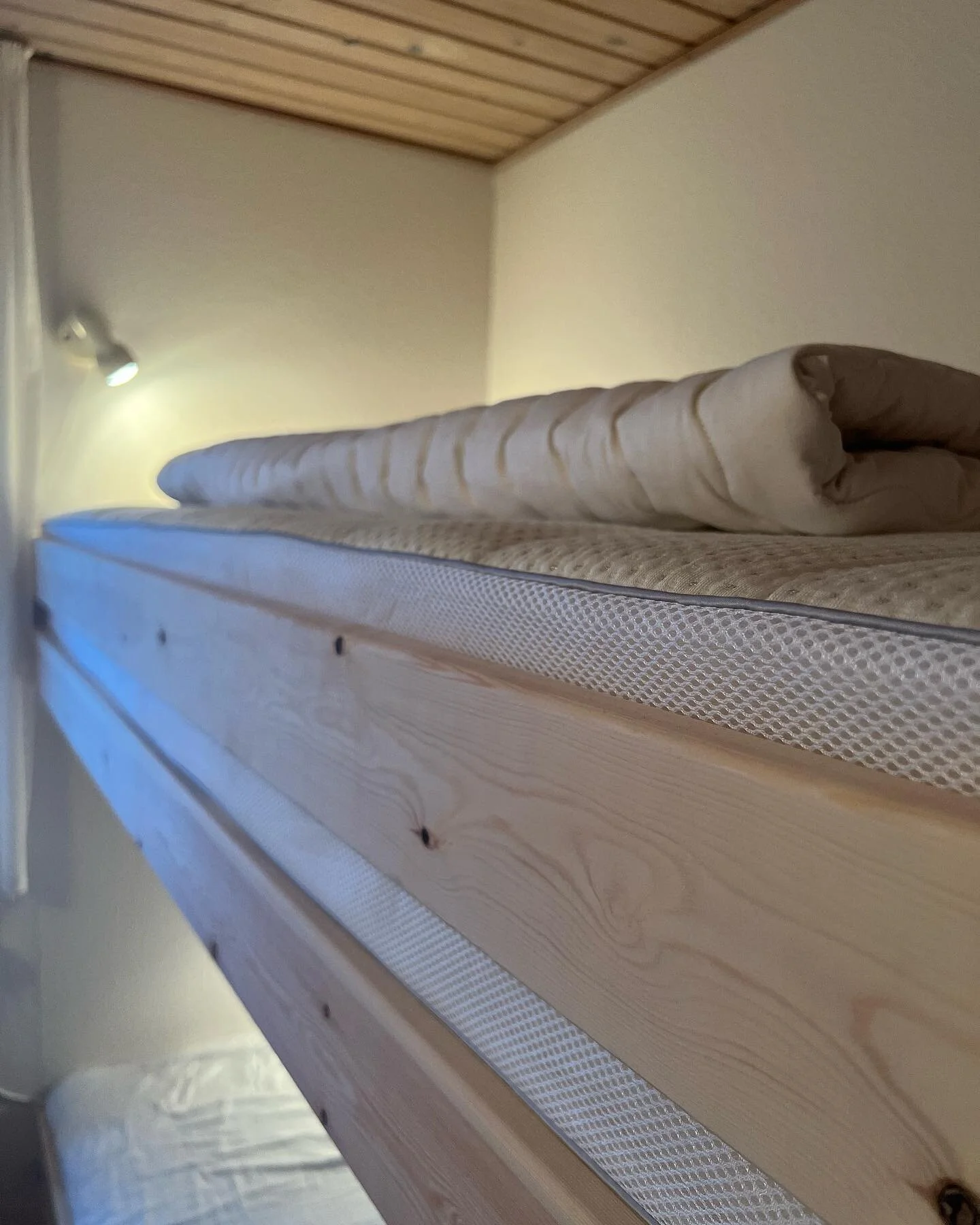 K&oslash;jehems til to madrasser &aacute; 80x200cm. Udf&oslash;rt i fyrretr&aelig; for at bevare det lette udtryk i sommerhuset ☀️ #sommerhus #sommerhusindretning #sommerhusliv #sommerhusrenovering #sommerhusstil #sommerhushygge #sommerhusdr&oslash;m