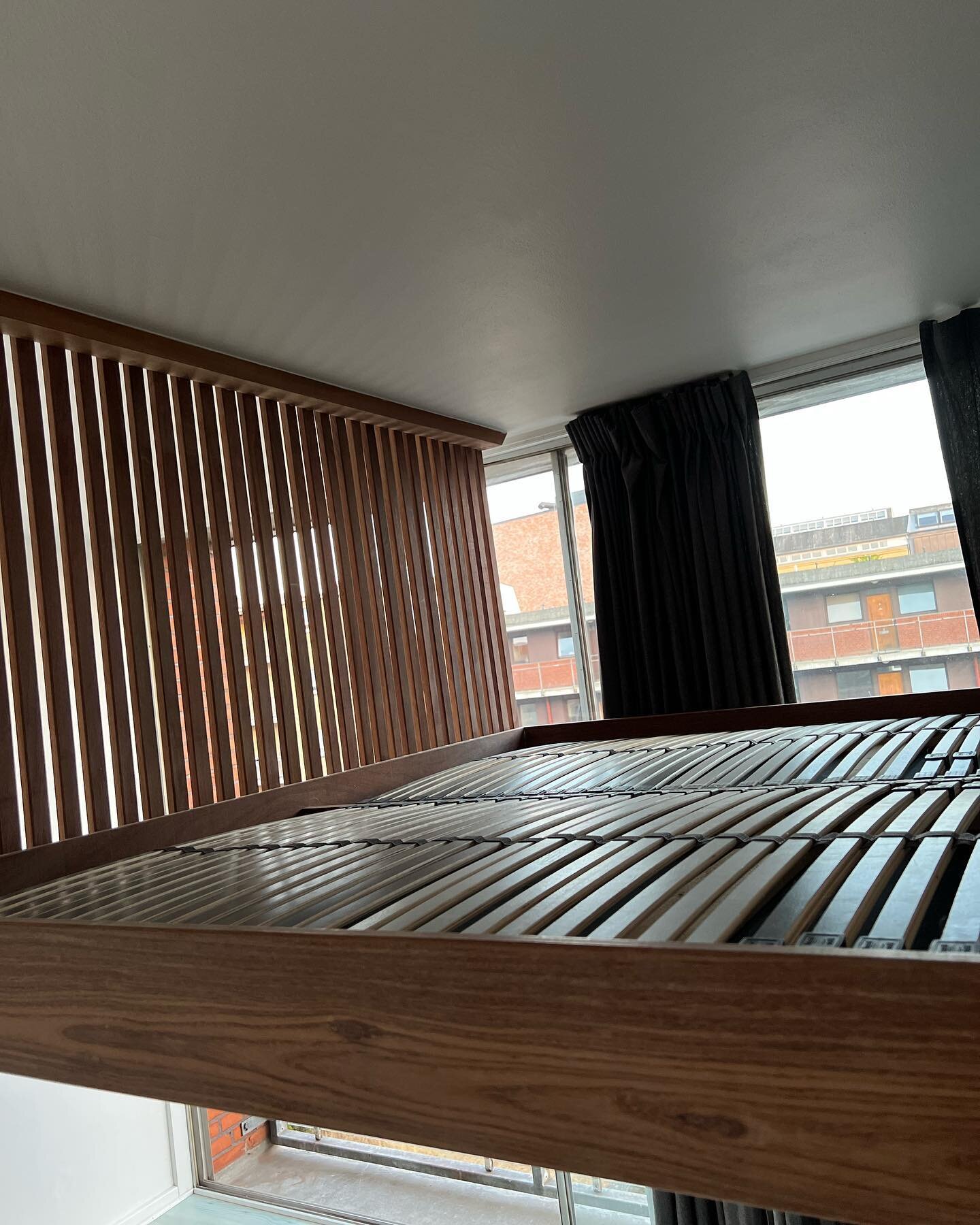 Hems p&aring; Frederiksberg udf&oslash;rt i cumaru h&aring;rdttr&aelig; i m&aring;lene 180x200cm. Hemsen er monteret i en etv&aelig;relses lejlighed, hvor den fungerer som dobbeltseng. Hemsen er monteret til v&aelig;ggen i den ene ende og til loftet 