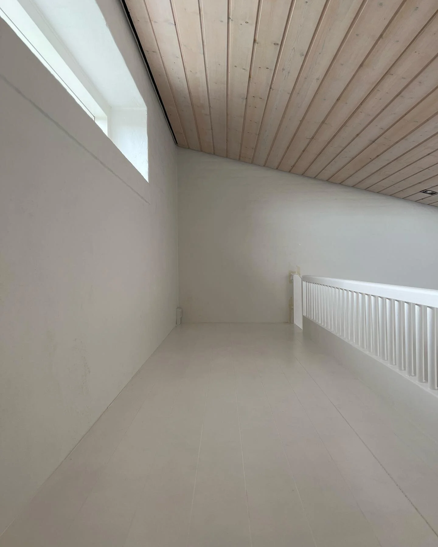 Hvidmalet hems i fyrretr&aelig; med spots i bunden. Har plads til to enkeltmadrasser i forl&aelig;ngelse af hinanden med hver sin hemsestige! Hemsekant i rundstokke med afrundet h&aring;ndliste samt madrasskjuler 💚
#boliginspiration #arkitekt #hems 